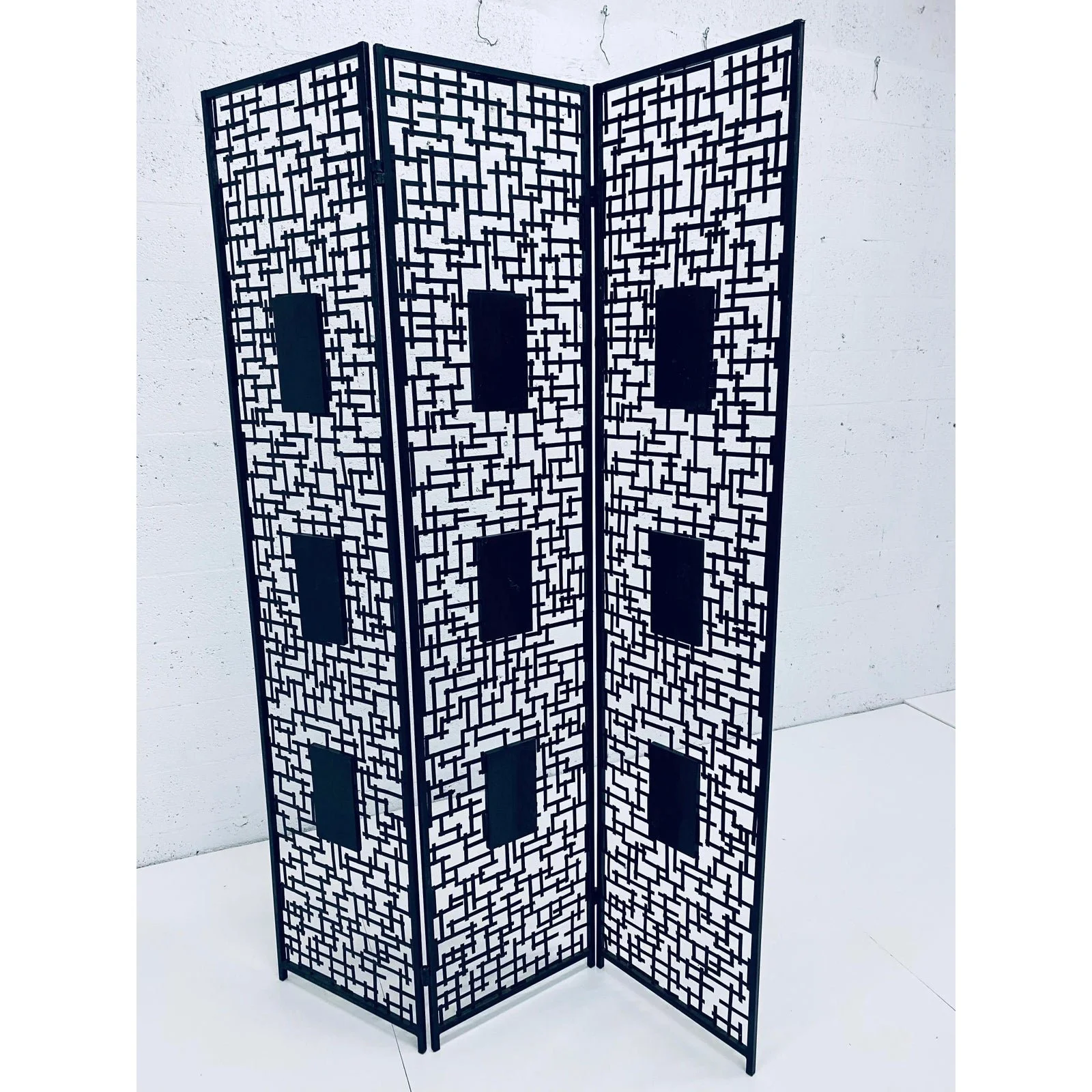 black-iron-room-divider-screen-with-black-tessellated-stone-accents-4543