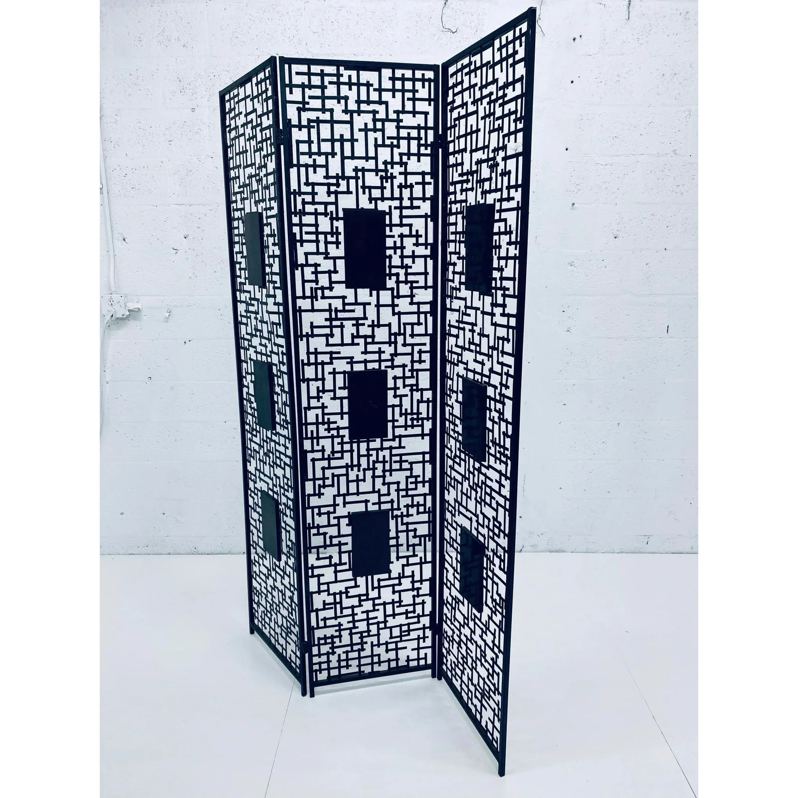 black-iron-room-divider-screen-with-black-tessellated-stone-accents-9440