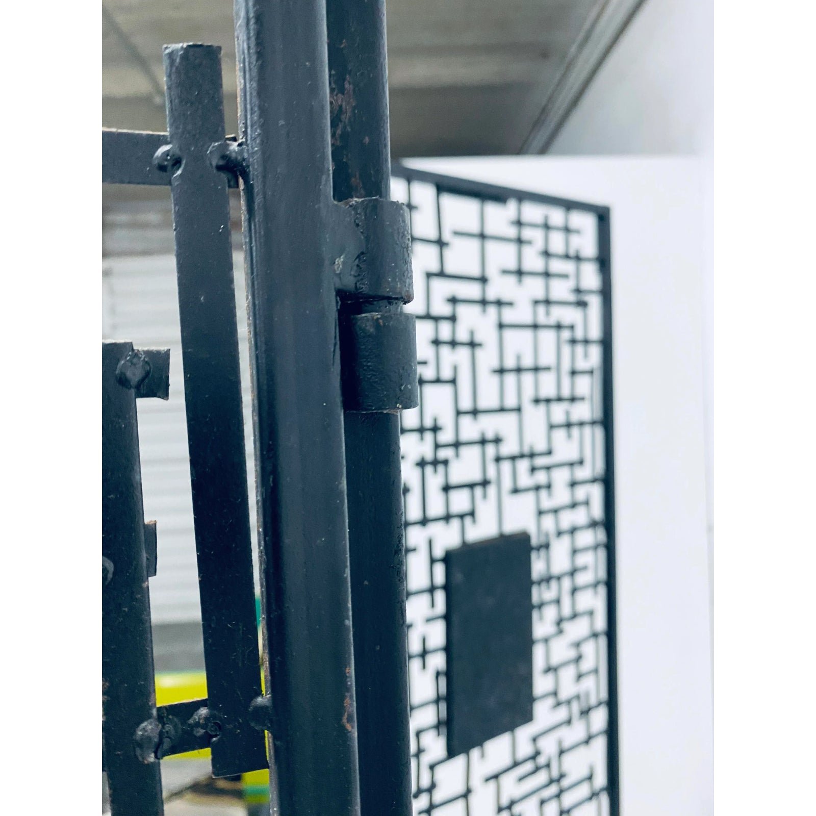 black-iron-room-divider-screen-with-black-tessellated-stone-accents-1712