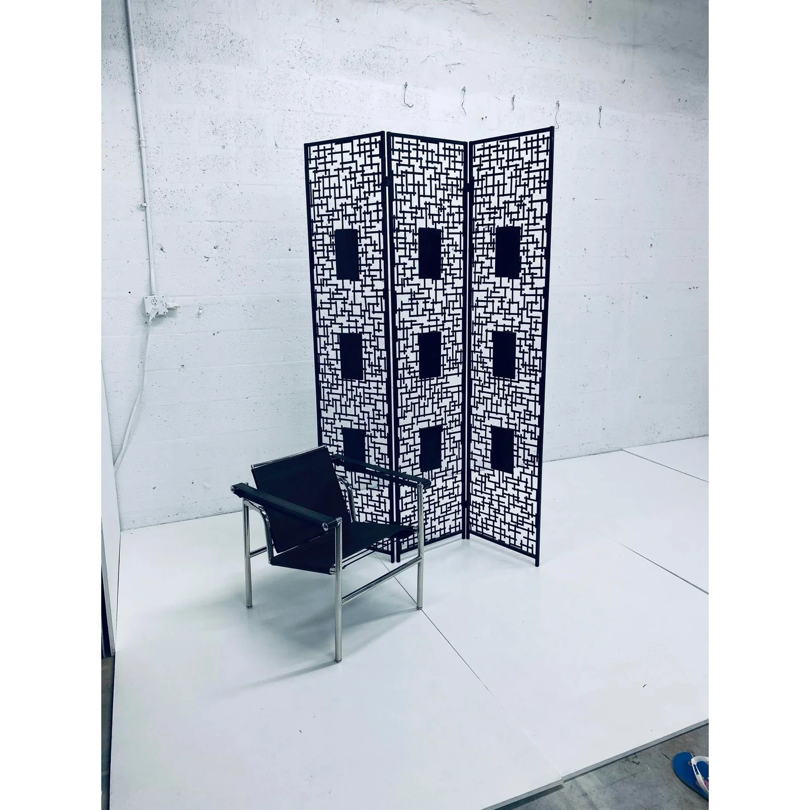 black-iron-room-divider-screen-with-black-tessellated-stone-accents-3204