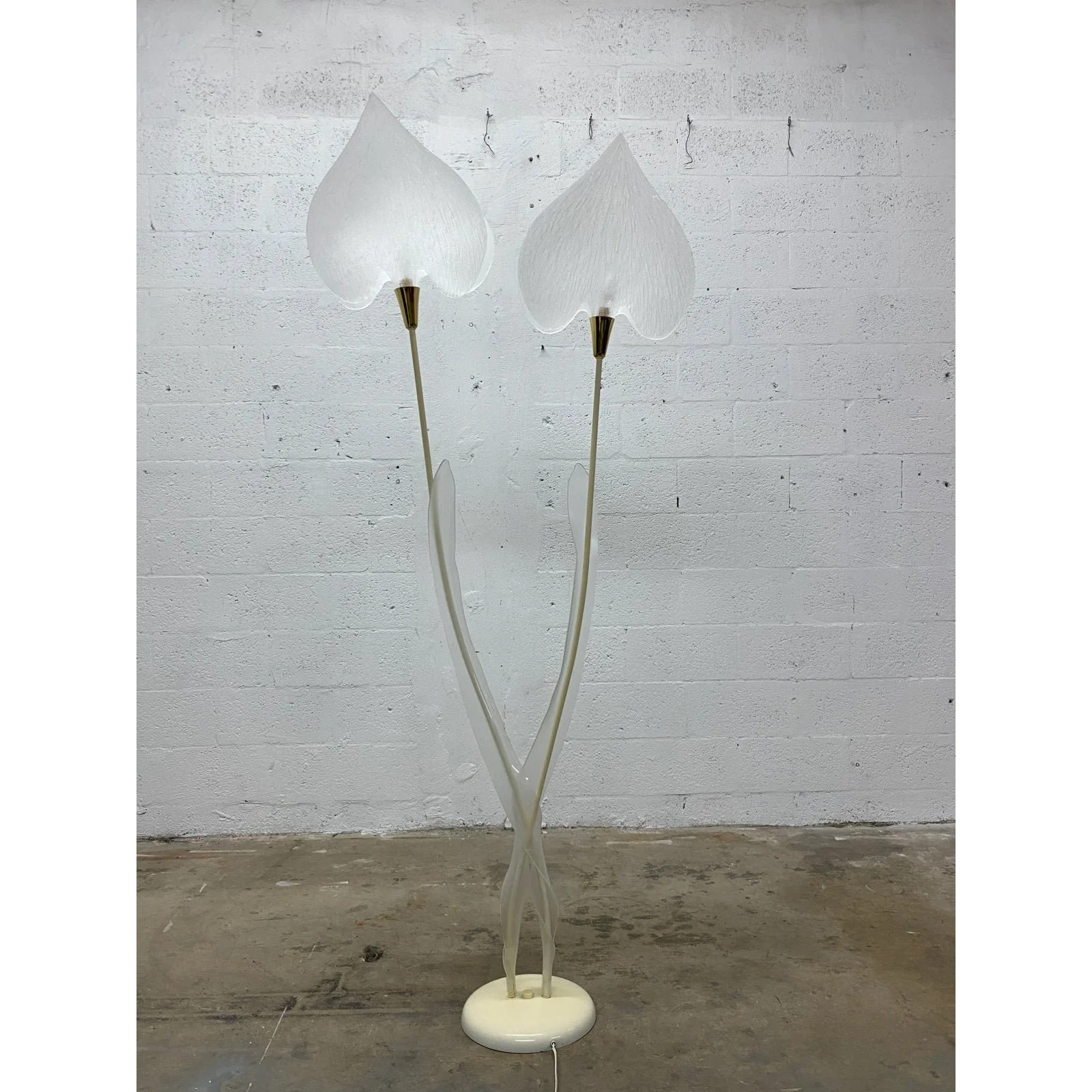 sculptural-lucite-leaf-and-brass-accent-floor-lamp-from-the-1970s-5804