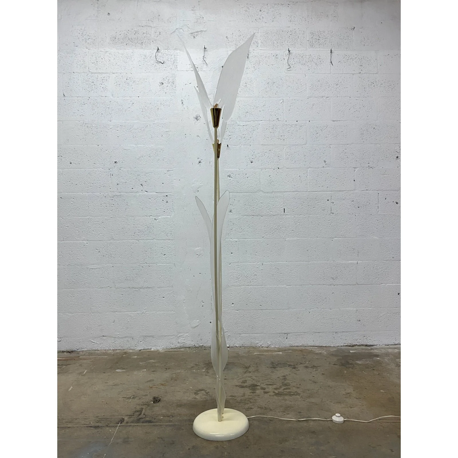 sculptural-lucite-leaf-and-brass-accent-floor-lamp-from-the-1970s-9049