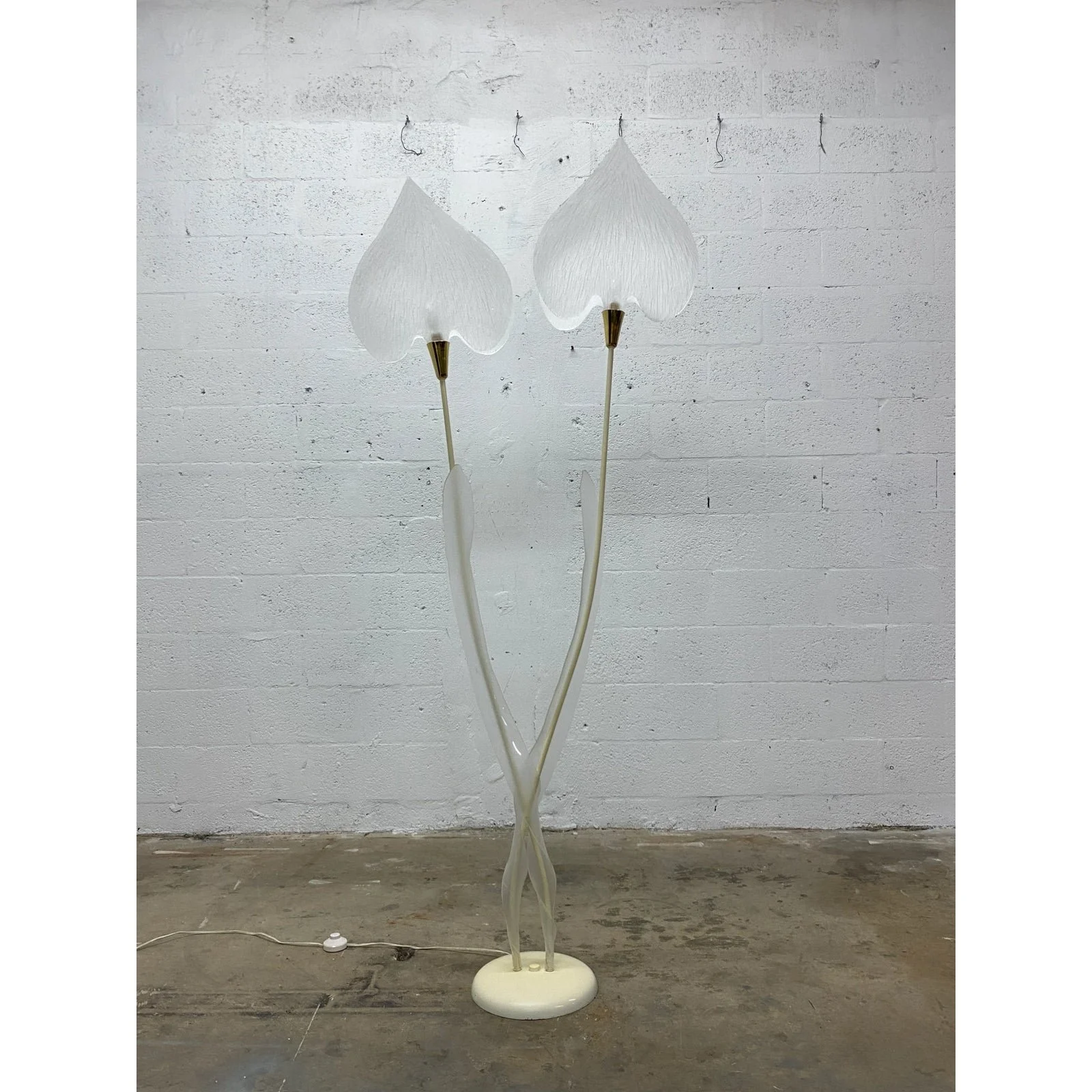 sculptural-lucite-leaf-and-brass-accent-floor-lamp-from-the-1970s-0187