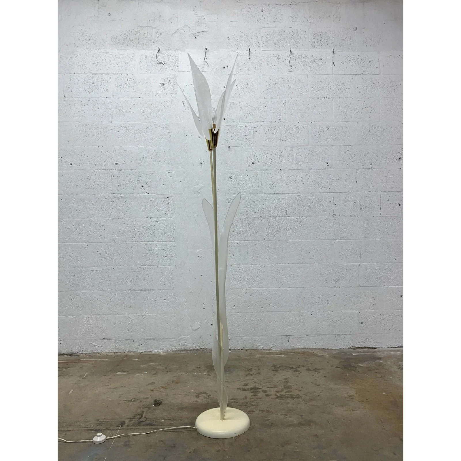 sculptural-lucite-leaf-and-brass-accent-floor-lamp-from-the-1970s-4800