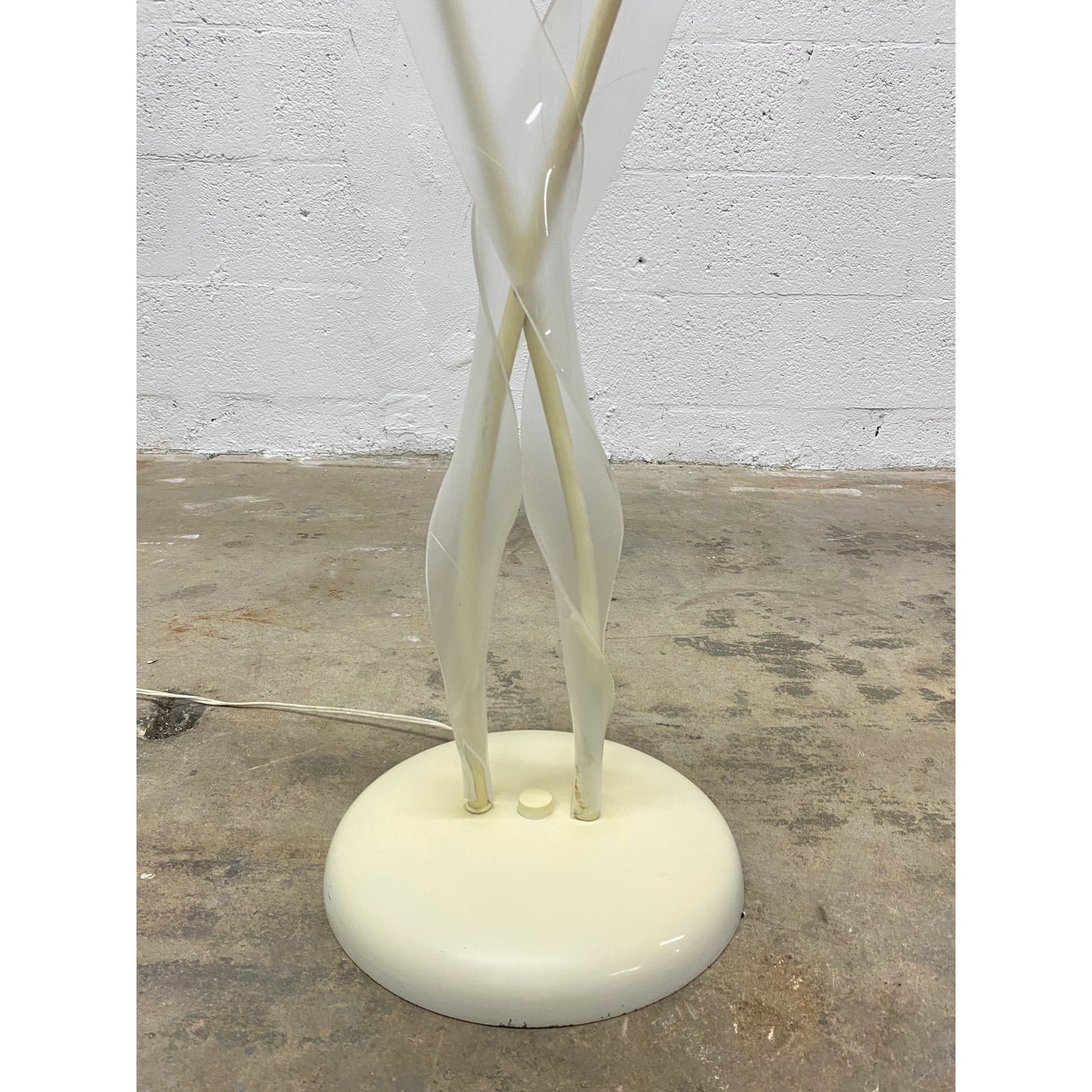 sculptural-lucite-leaf-and-brass-accent-floor-lamp-from-the-1970s-2429
