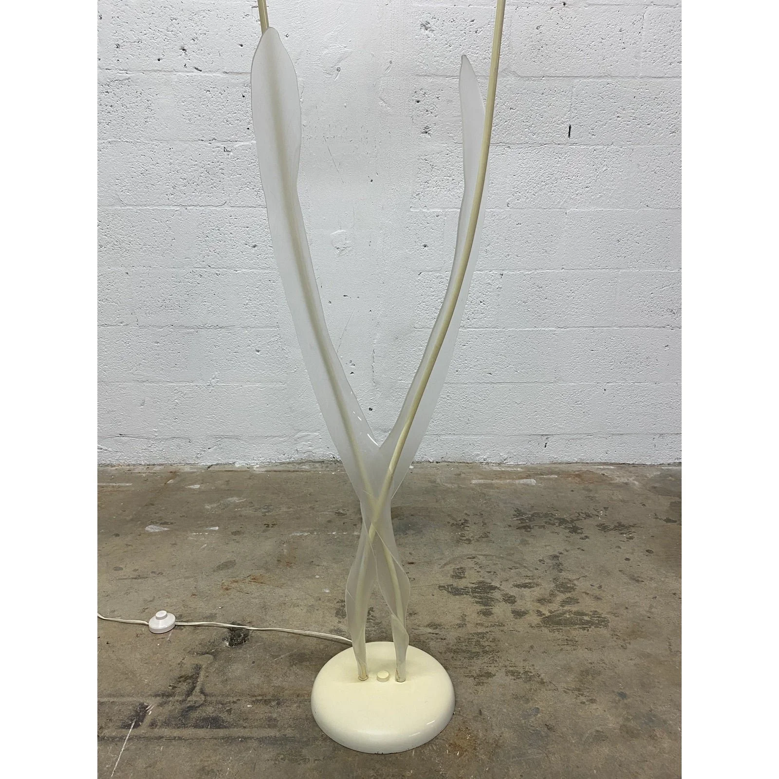 sculptural-lucite-leaf-and-brass-accent-floor-lamp-from-the-1970s-0119