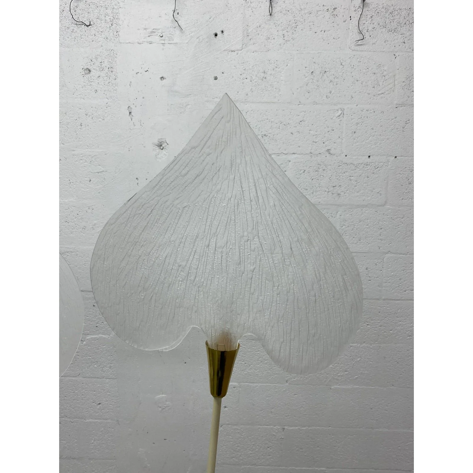 sculptural-lucite-leaf-and-brass-accent-floor-lamp-from-the-1970s-5517