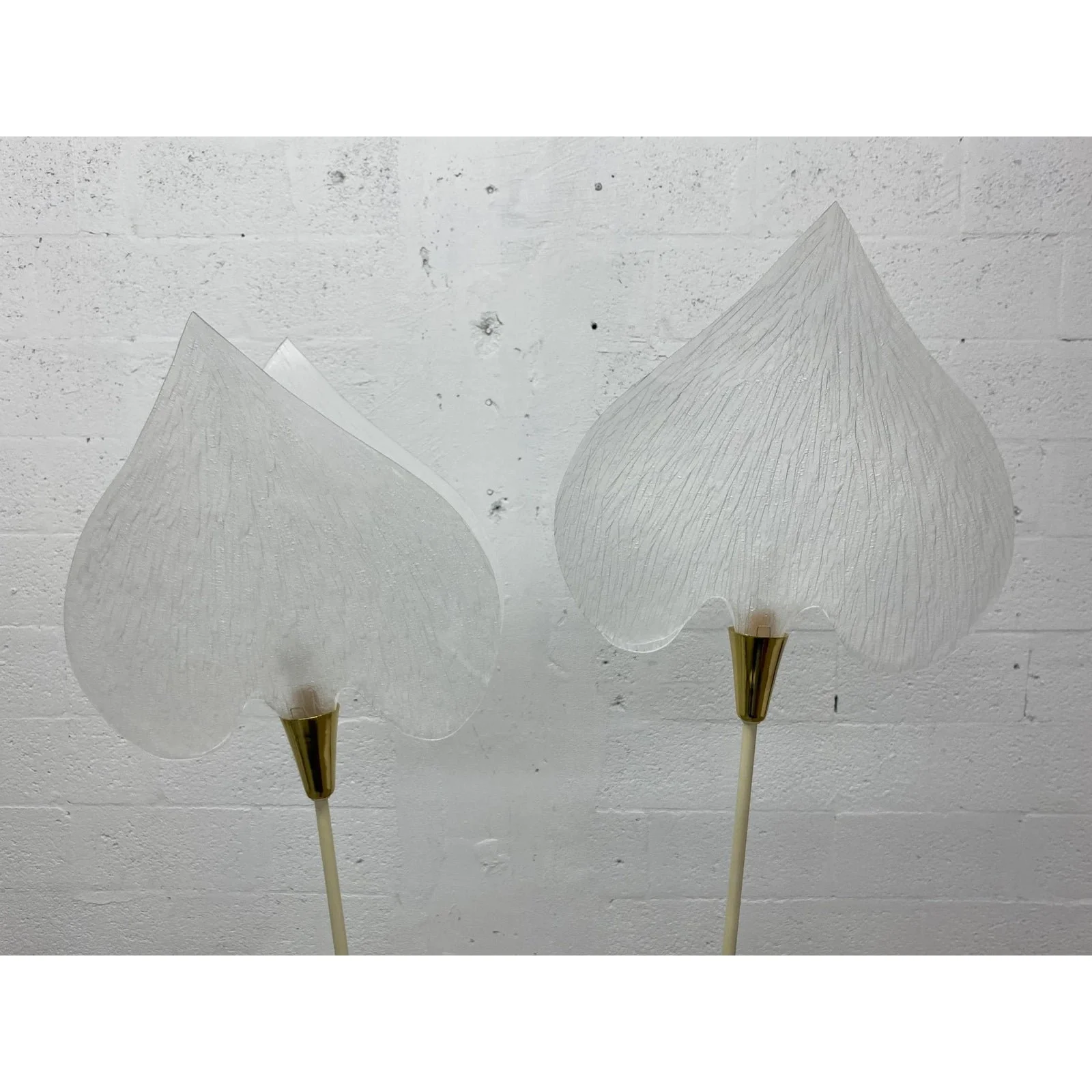 sculptural-lucite-leaf-and-brass-accent-floor-lamp-from-the-1970s-7272