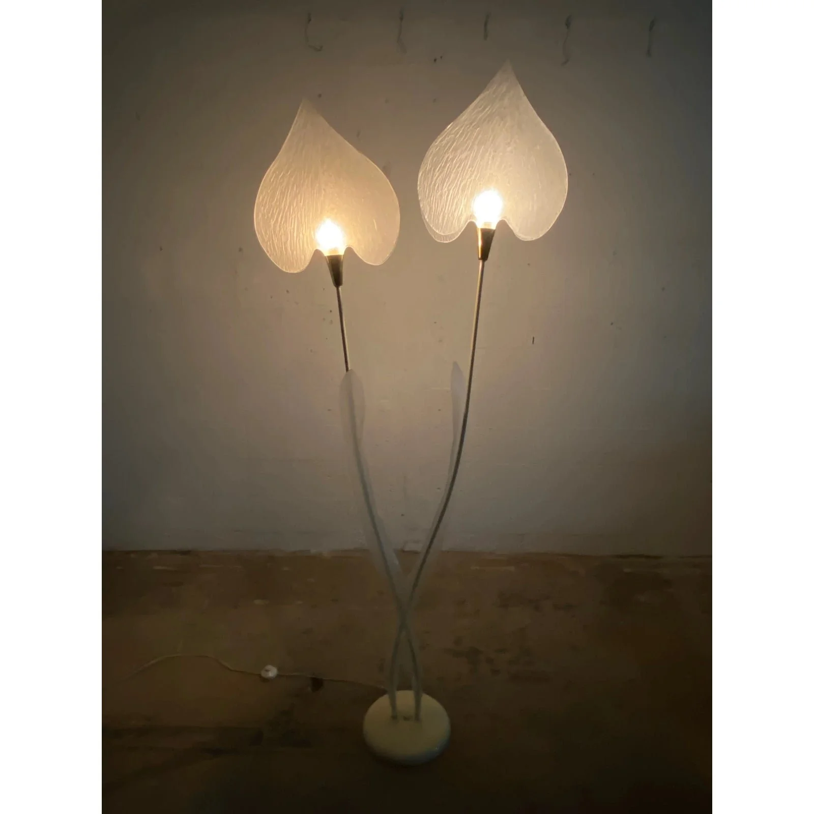 sculptural-lucite-leaf-and-brass-accent-floor-lamp-from-the-1970s-3163
