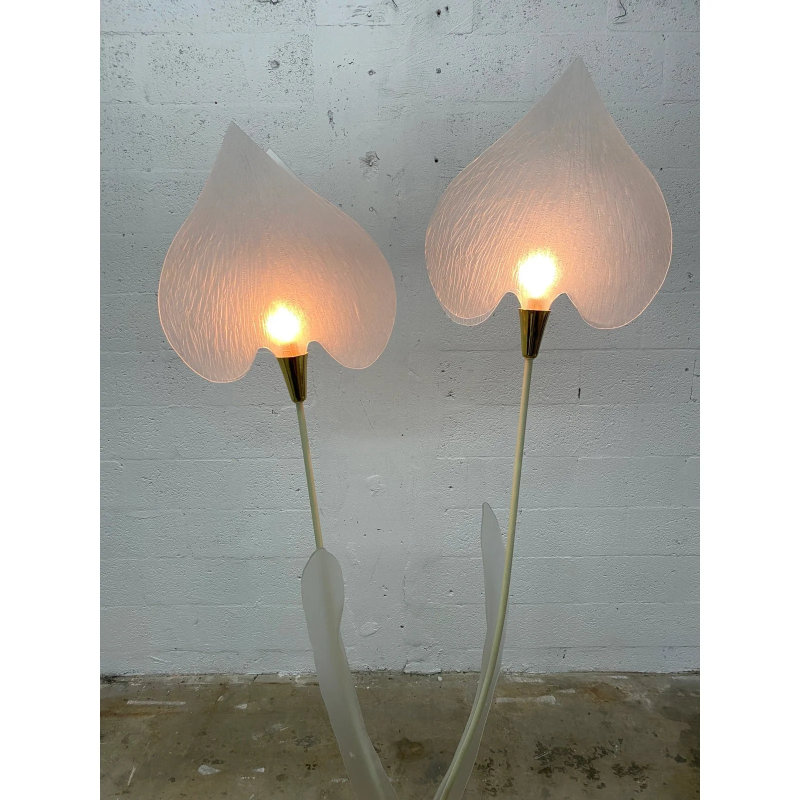 sculptural-lucite-leaf-and-brass-accent-floor-lamp-from-the-1970