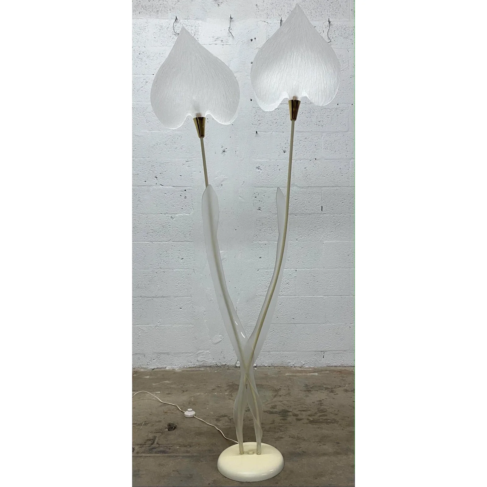 sculptural-lucite-leaf-and-brass-accent-floor-lamp-from-the-1970