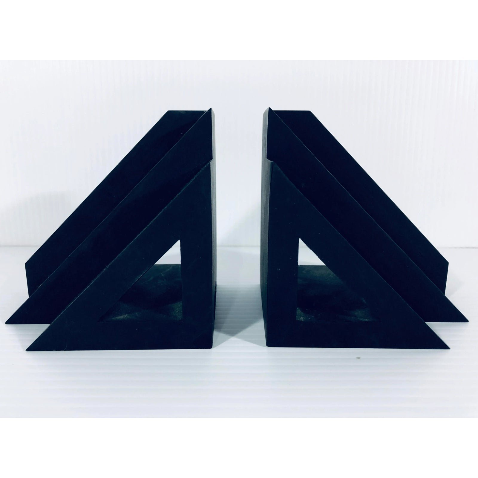 post-modern-nero-comodo-matte-black-rubber-bookends-a-pair-6564