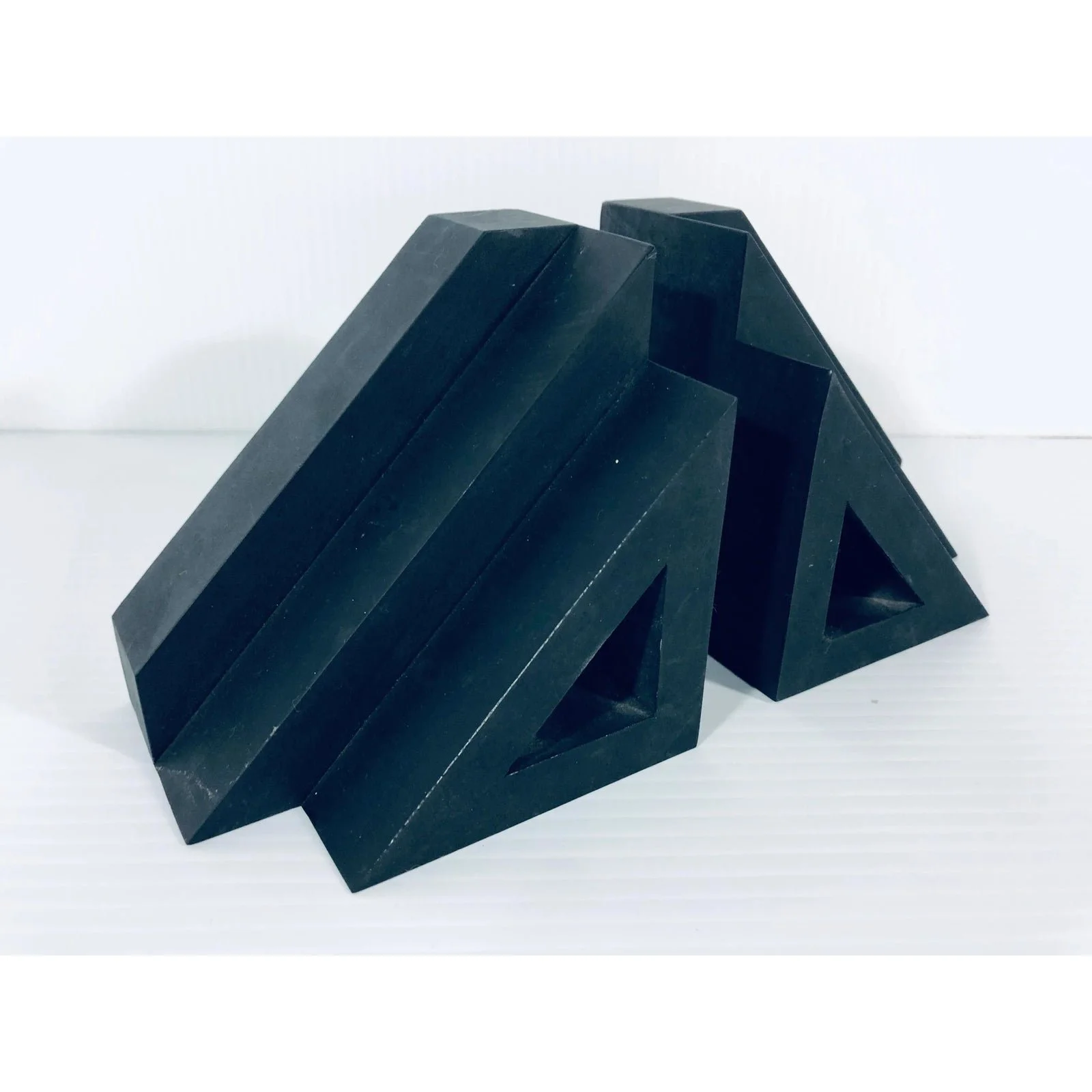 post-modern-nero-comodo-matte-black-rubber-bookends-a-pair-0190