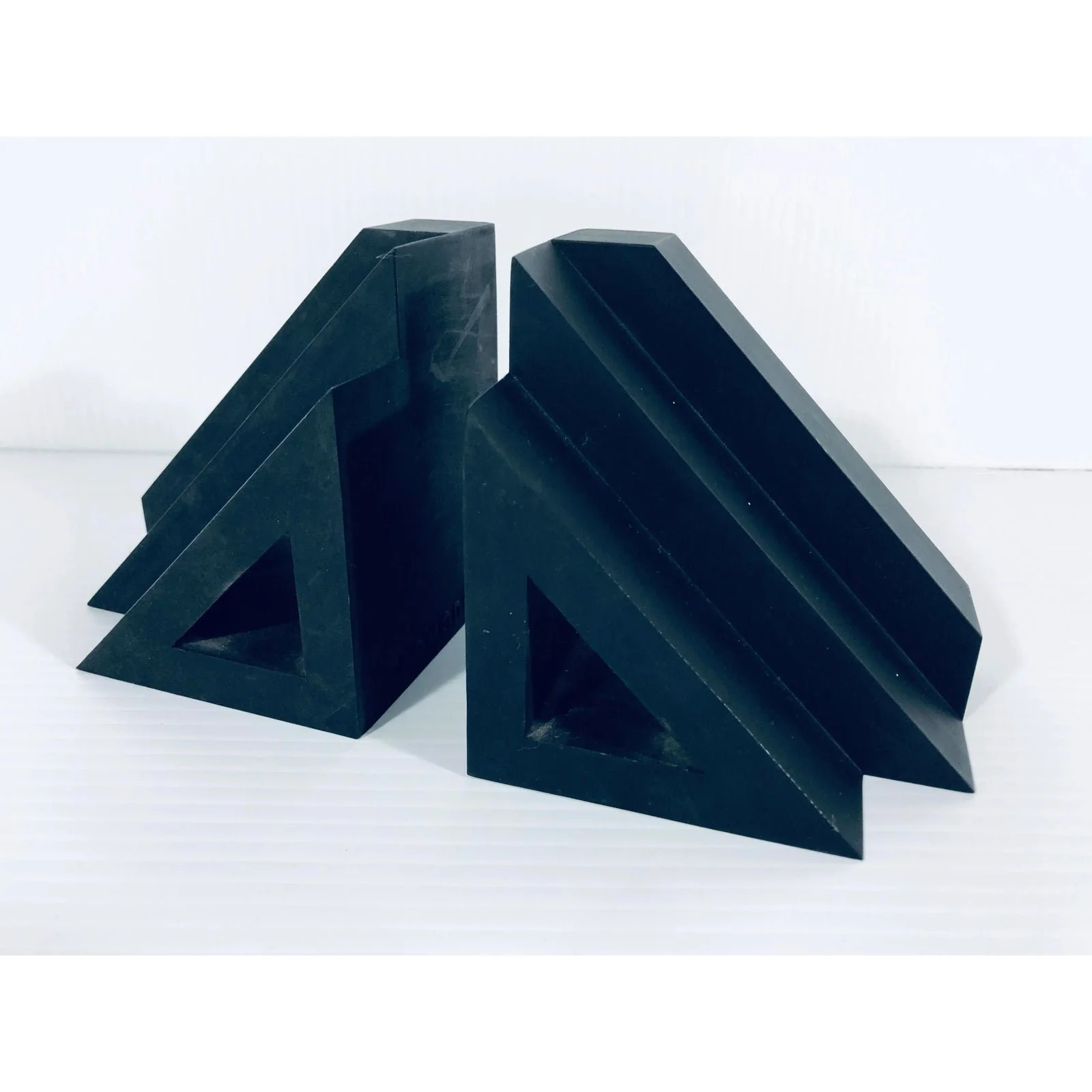 post-modern-nero-comodo-matte-black-rubber-bookends-a-pair-1684