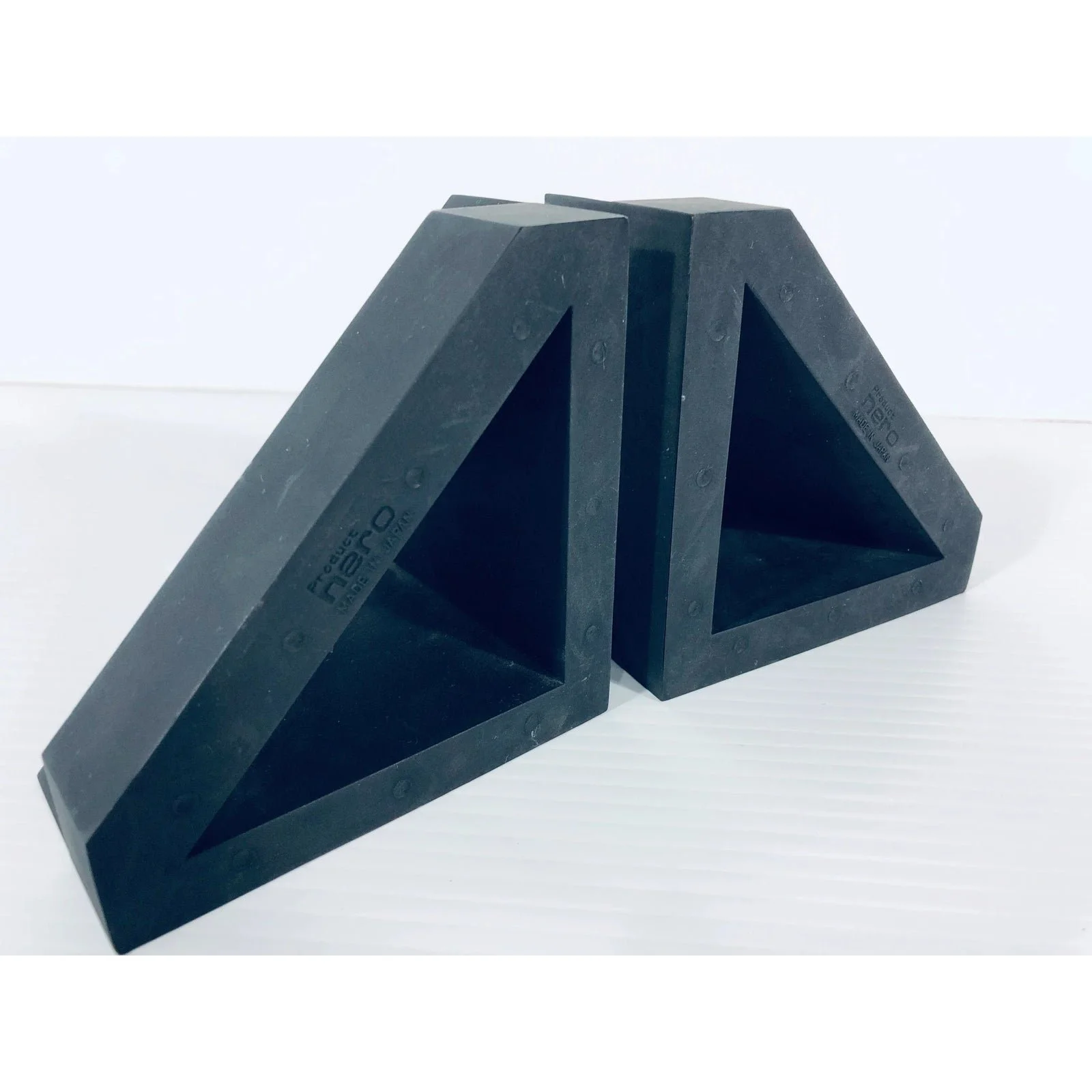 post-modern-nero-comodo-matte-black-rubber-bookends-a-pair-6725