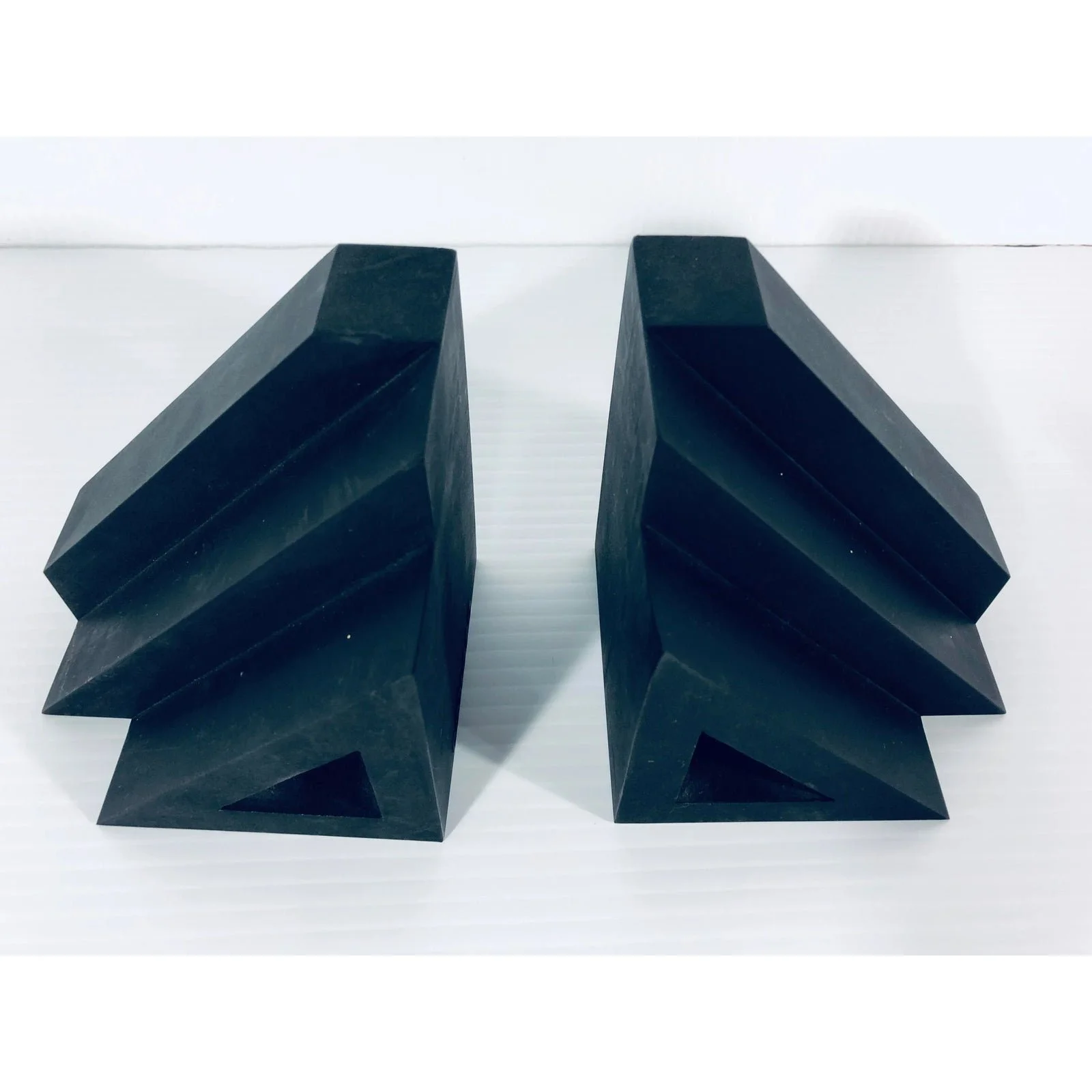 post-modern-nero-comodo-matte-black-rubber-bookends-a-pair-7105