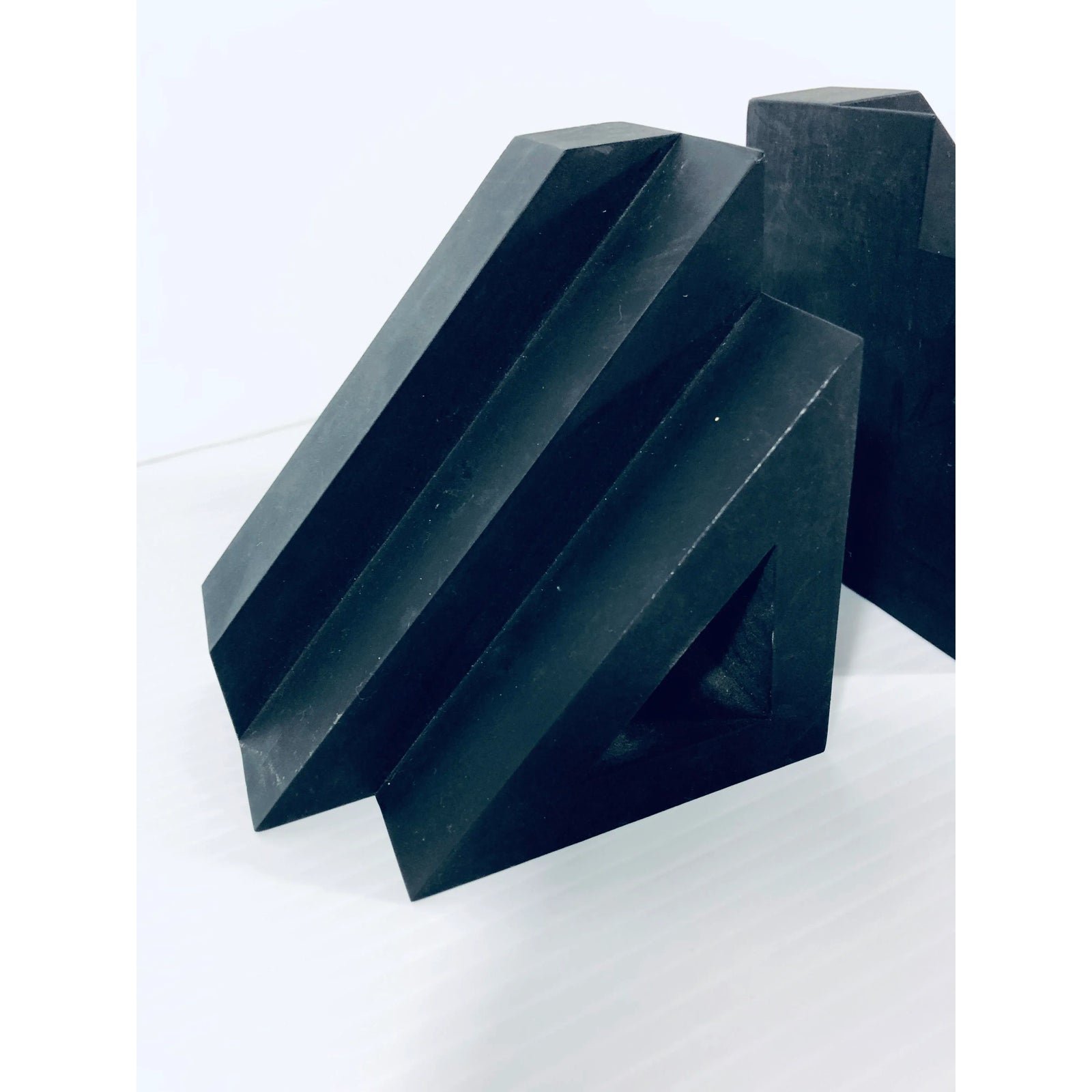 post-modern-nero-comodo-matte-black-rubber-bookends-a-pair-9066