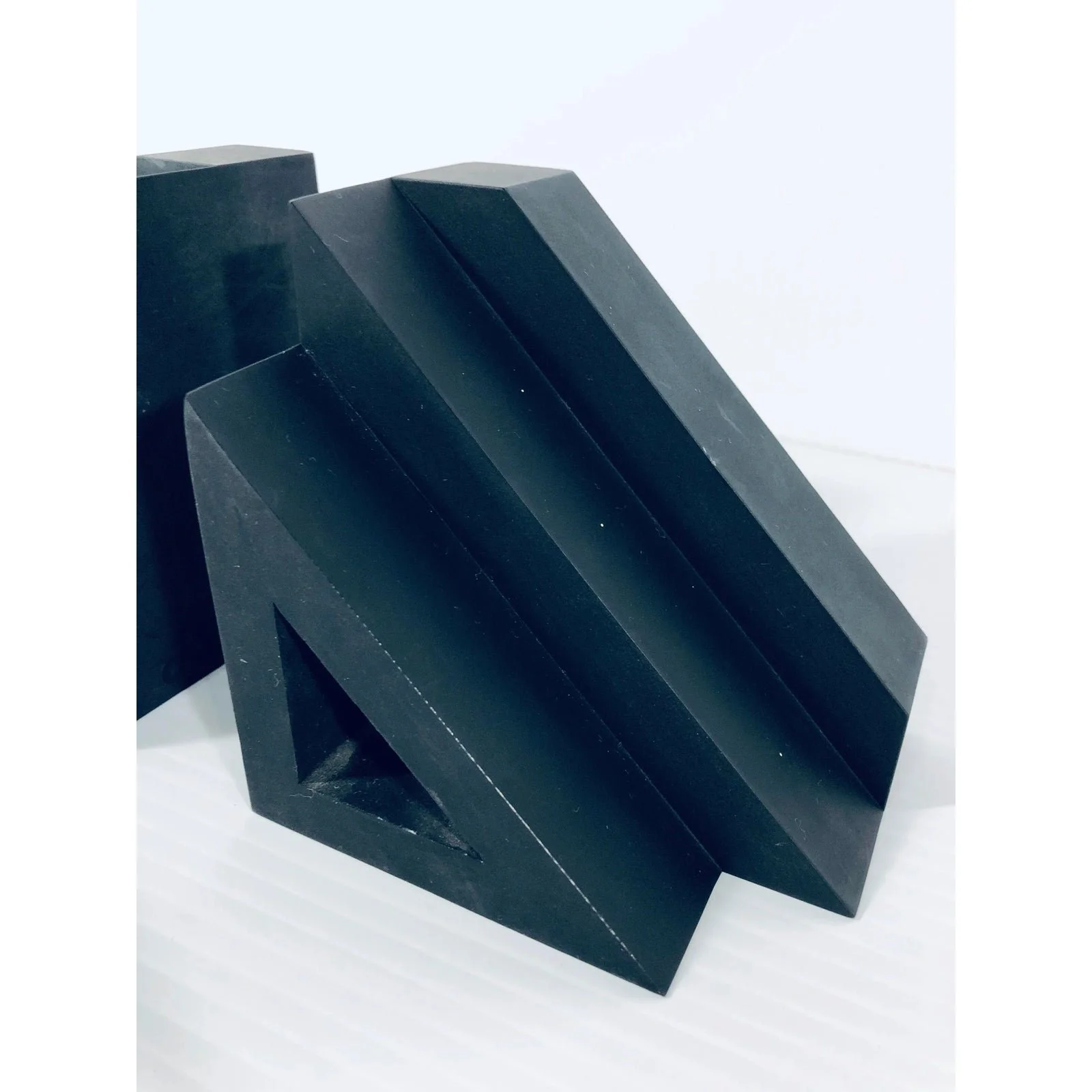 post-modern-nero-comodo-matte-black-rubber-bookends-a-pair-8317