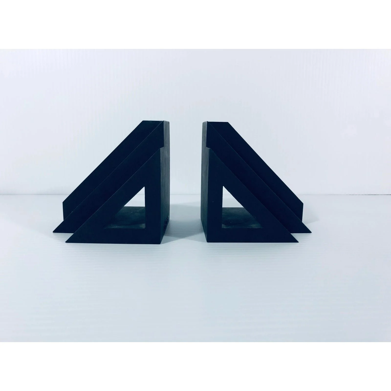 post-modern-nero-comodo-matte-black-rubber-bookends-a-pair-7731