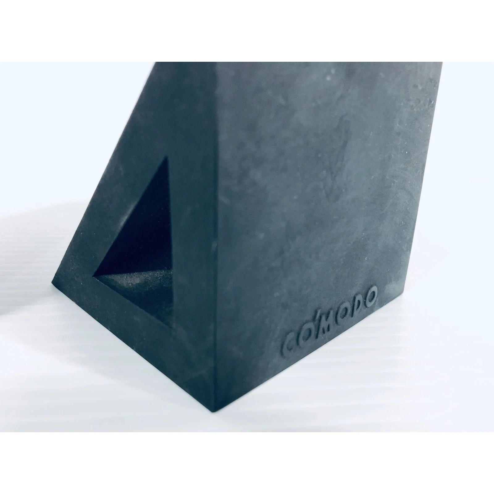 post-modern-nero-comodo-matte-black-rubber-bookends-a-pair-3798