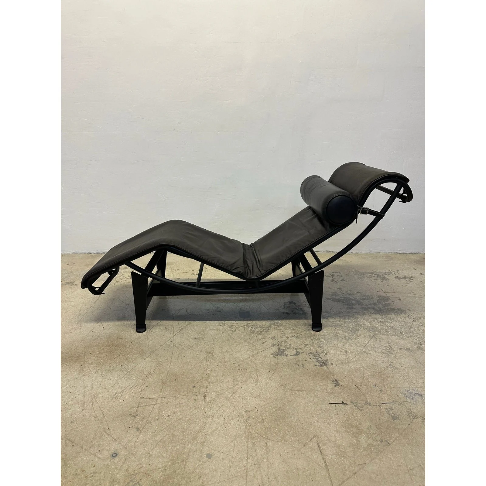 lc4-le-corbusier-noire-chaise-lounge-for-cassina-4881