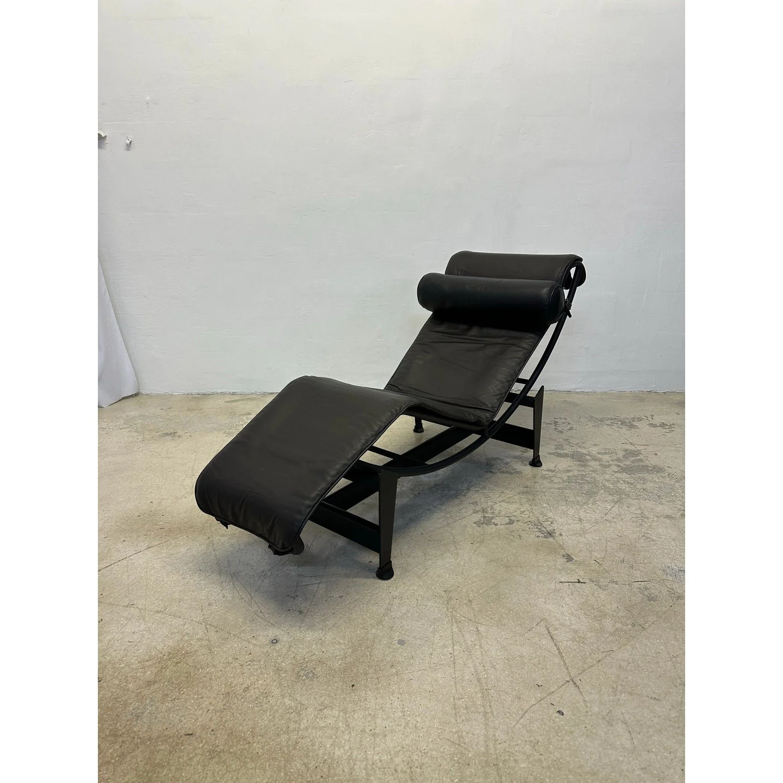 lc4-le-corbusier-noire-chaise-lounge-for-cassina-6918