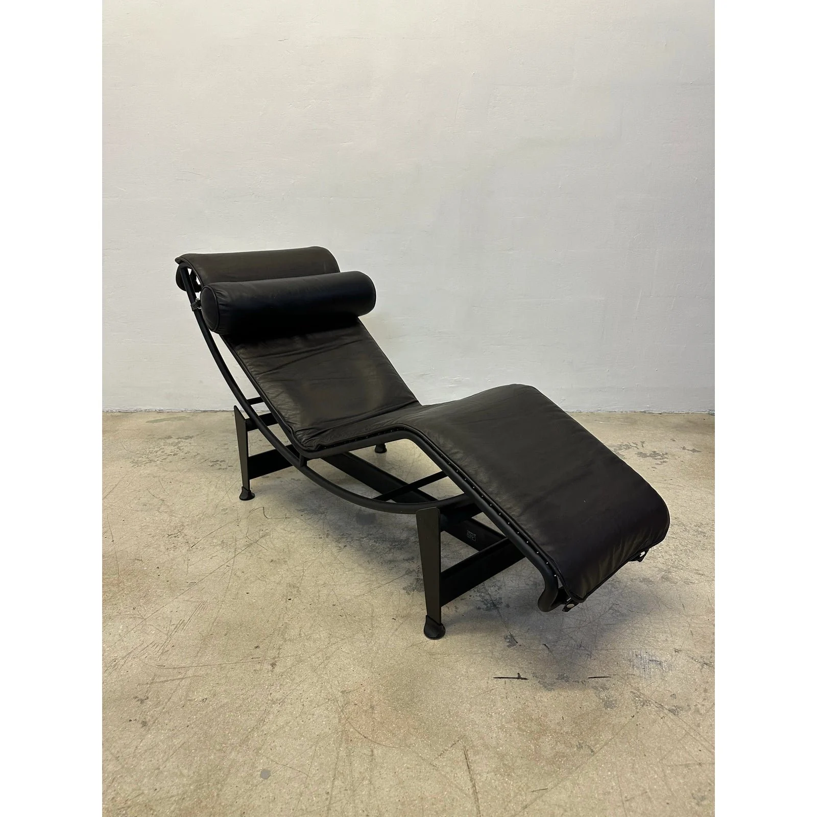 lc4-le-corbusier-noire-chaise-lounge-for-cassina-5762