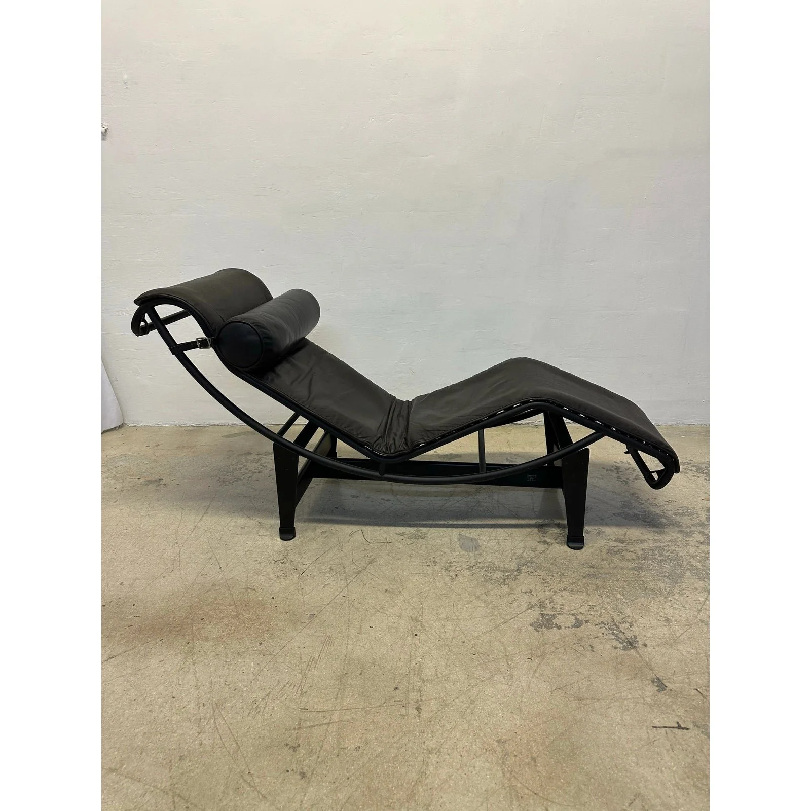 lc4-le-corbusier-noire-chaise-lounge-for-cassina-6095
