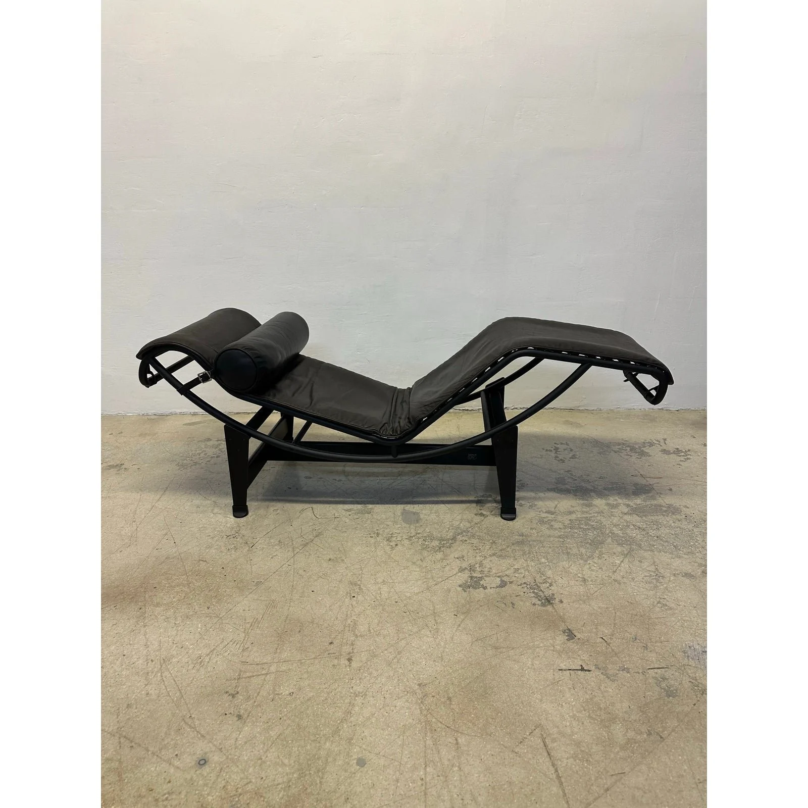 lc4-le-corbusier-noire-chaise-lounge-for-cassina-1675