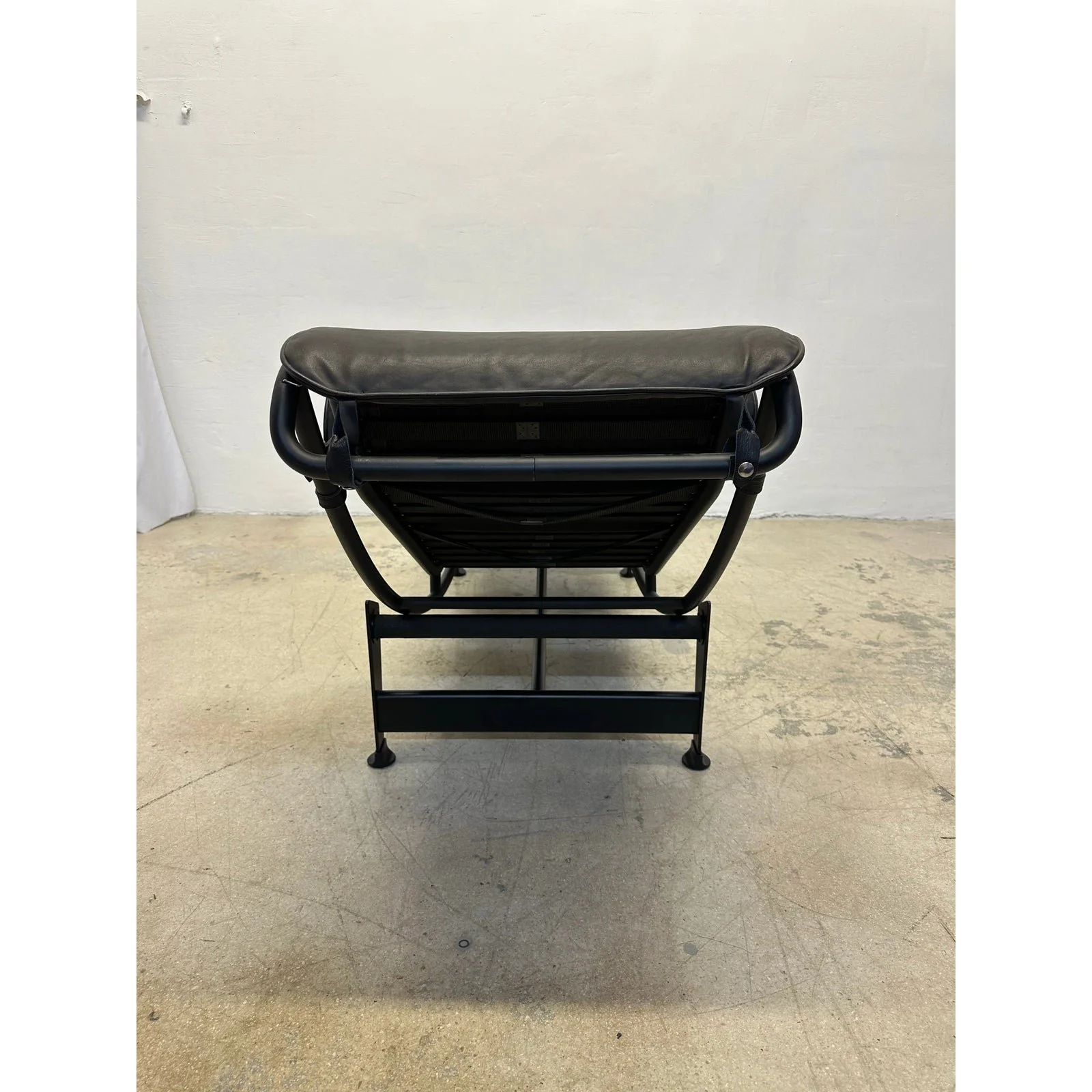 lc4-le-corbusier-noire-chaise-lounge-for-cassina-2807
