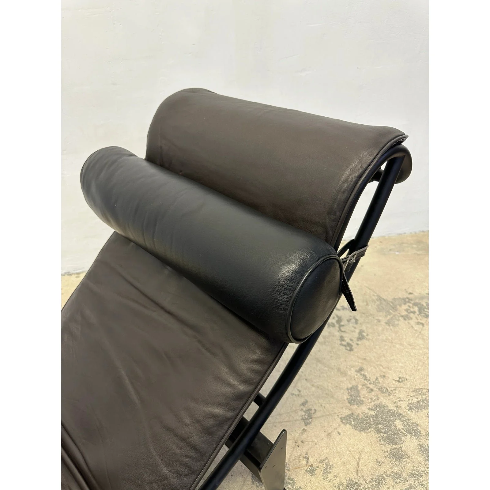 lc4-le-corbusier-noire-chaise-lounge-for-cassina-3660