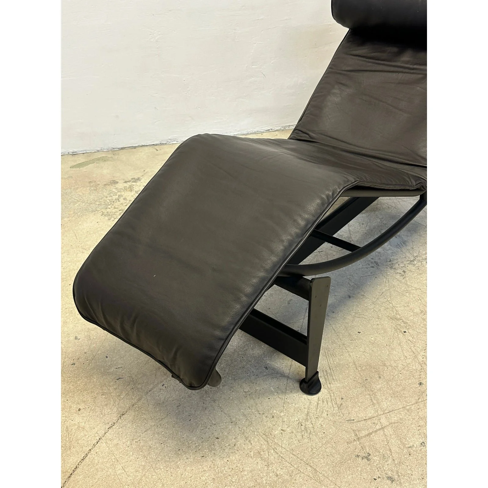 lc4-le-corbusier-noire-chaise-lounge-for-cassina-0896