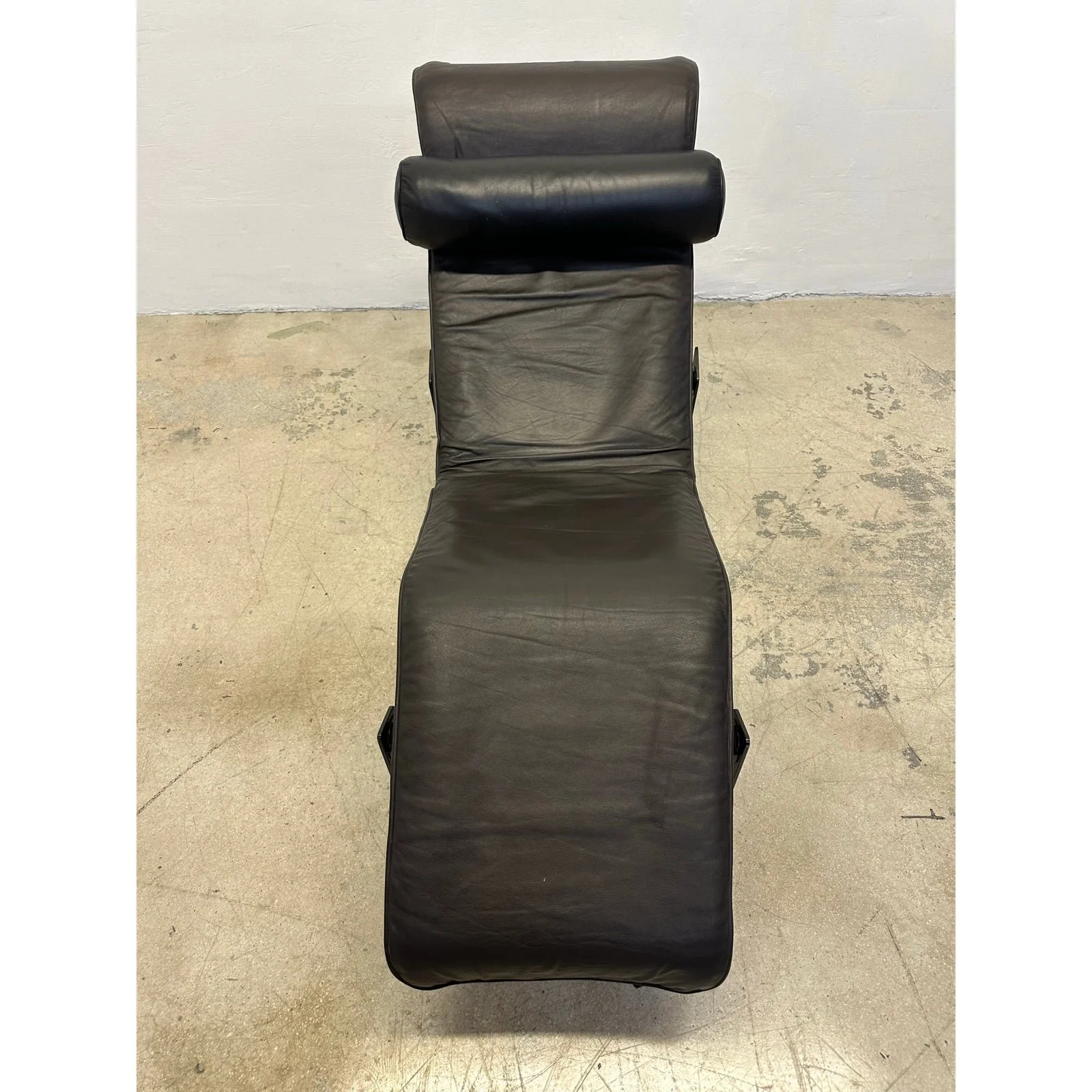 lc4-le-corbusier-noire-chaise-lounge-for-cassina-2954