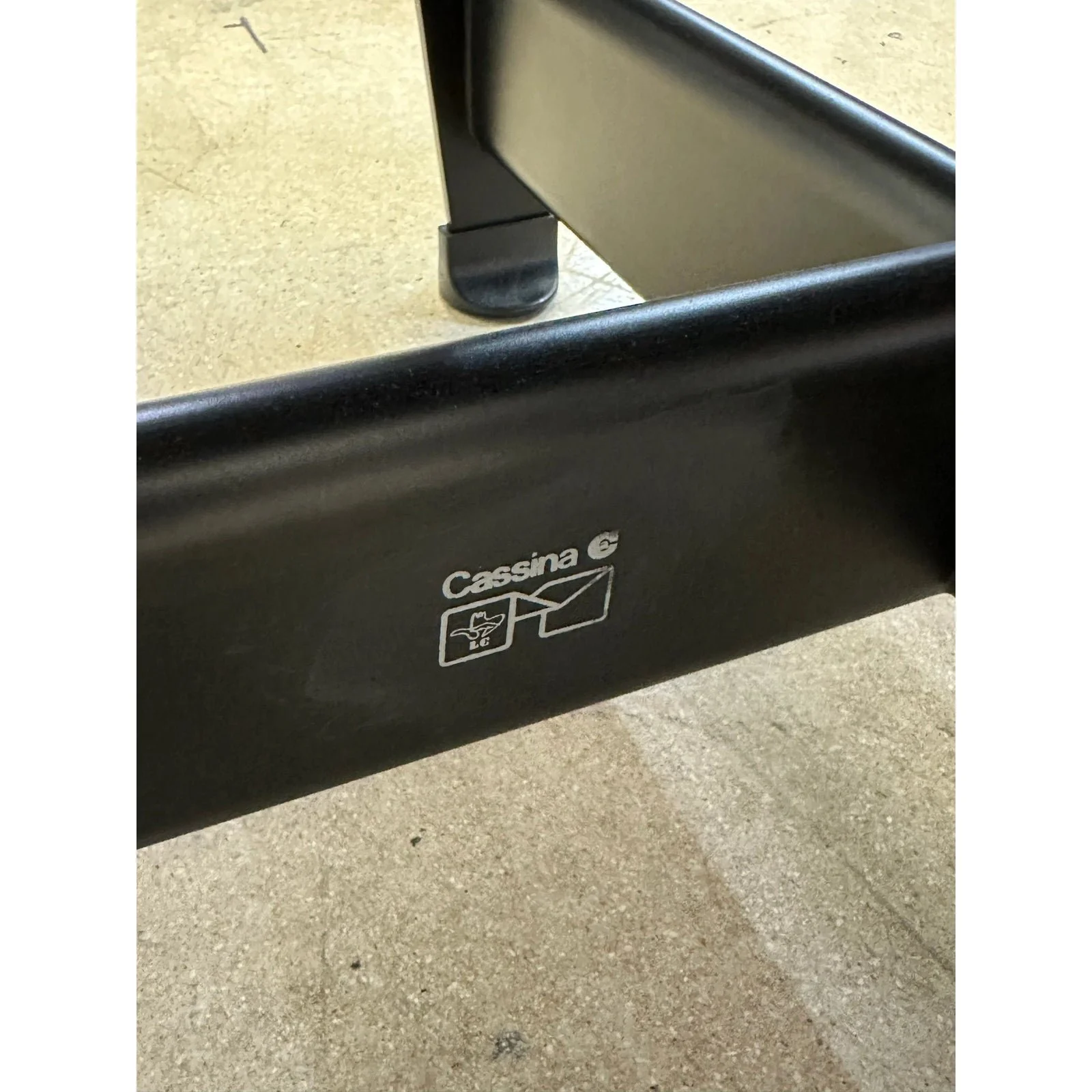 lc4-le-corbusier-noire-chaise-lounge-for-cassina-8339