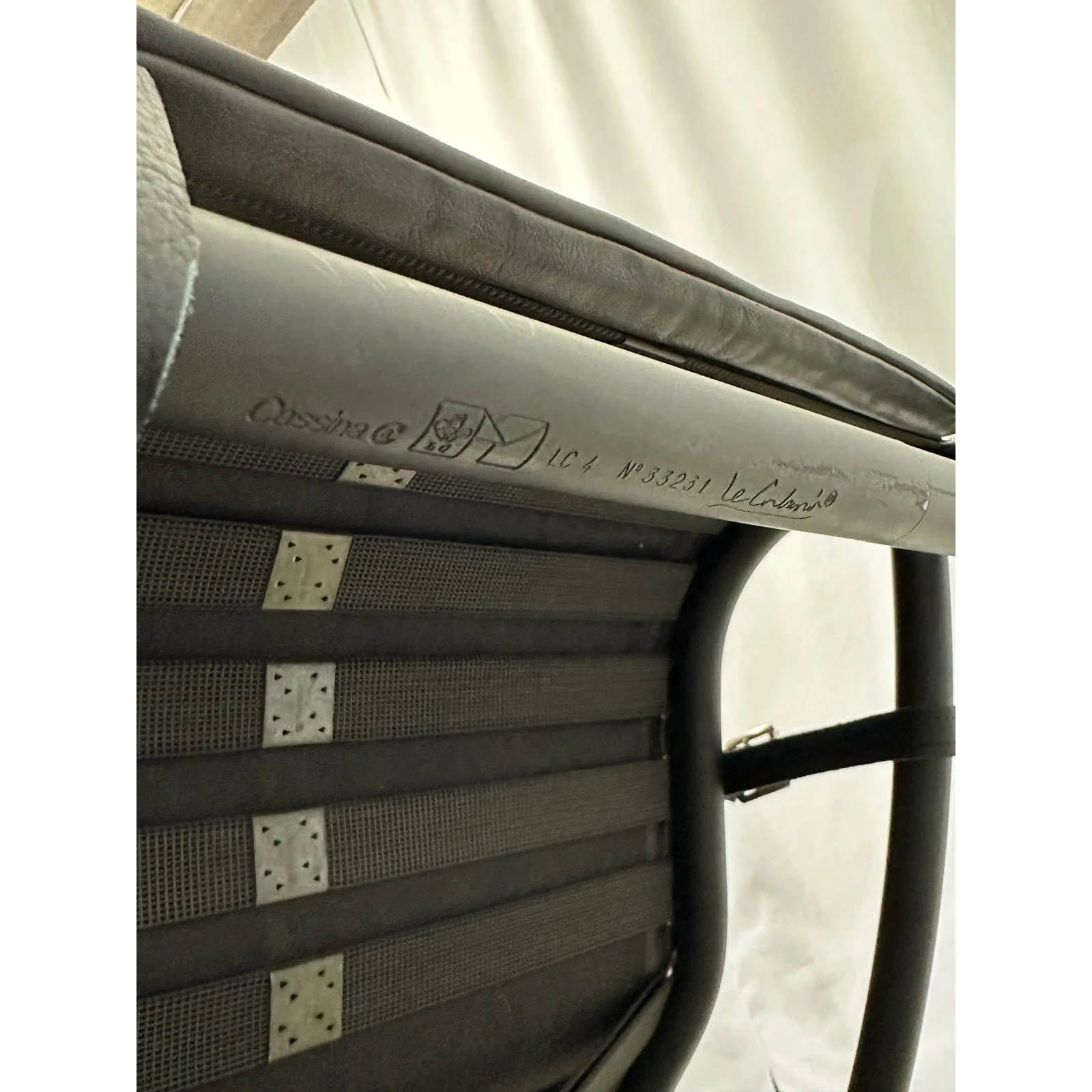 lc4-le-corbusier-noire-chaise-lounge-for-cassina-3817
