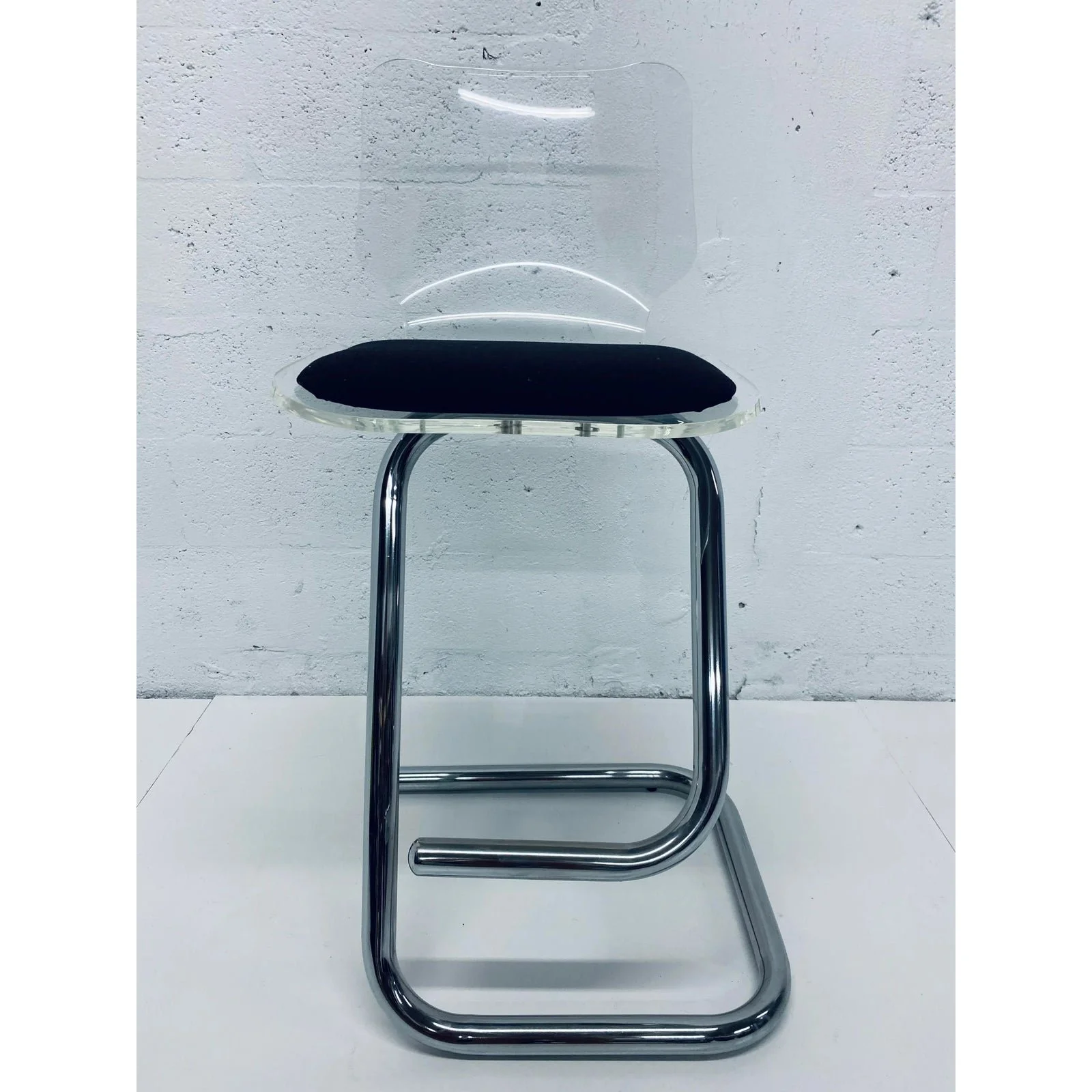 1970s-vintage-luigi-bardini-lucite-and-chrome-bar-stool-for-hill-mfg-7075