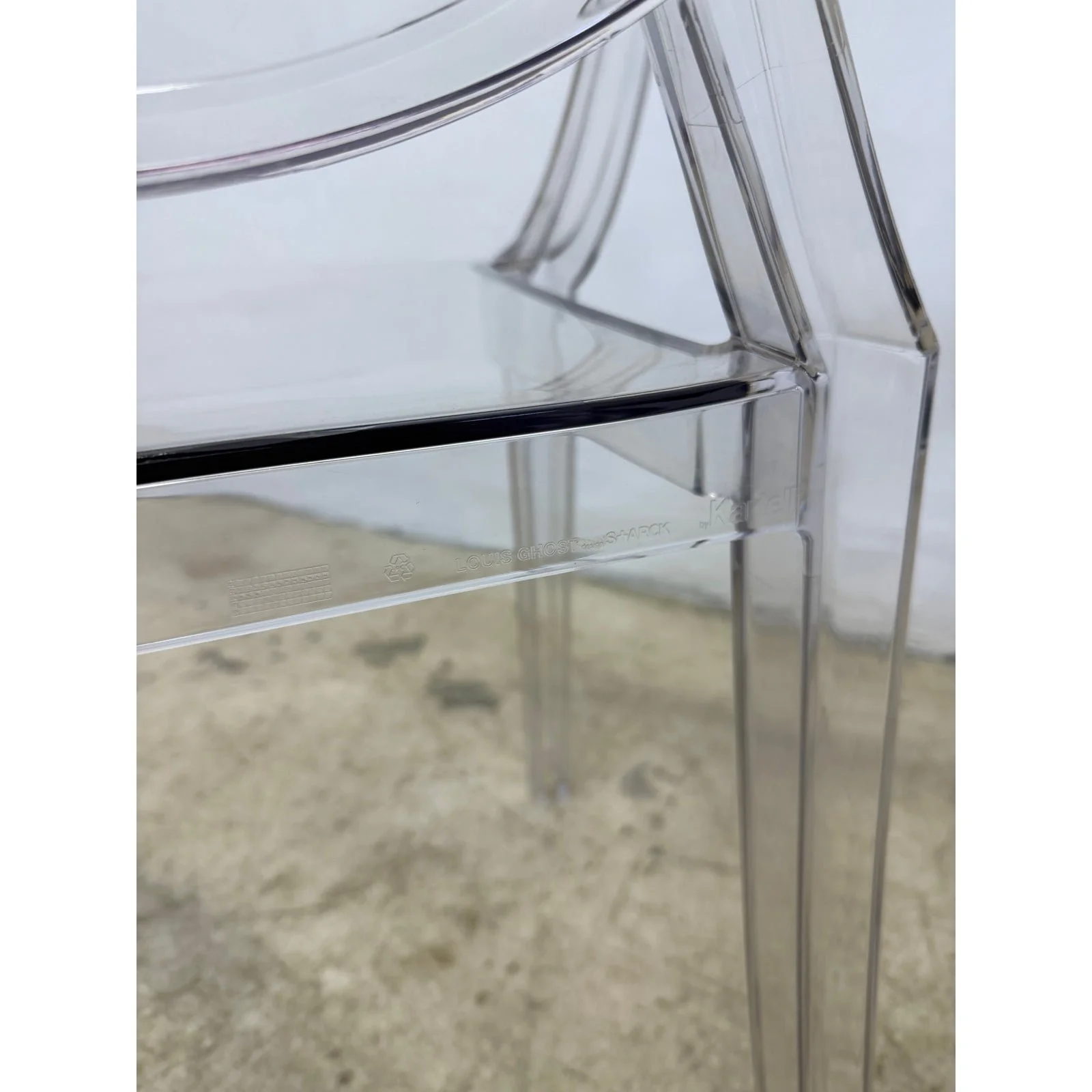 philippe-starck-louis-ghost-arm-chair-in-crystal-for-kartell-3388