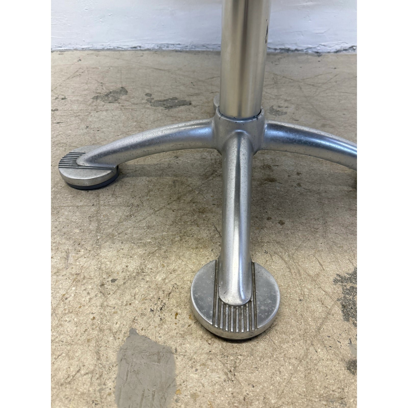 jorge-pensi-amat-3-aluminum-bistro-table-with-laminate-top-for-knoll-2000s-3299