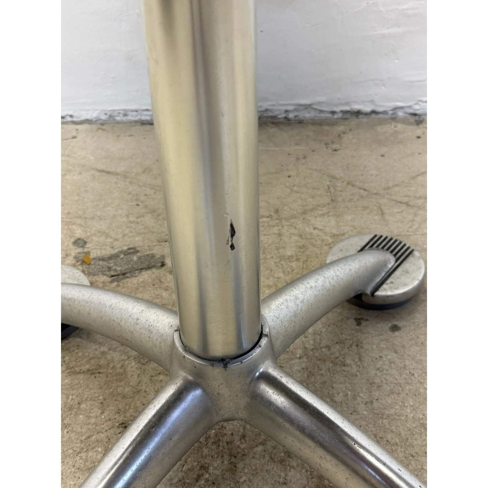 jorge-pensi-amat-3-aluminum-bistro-table-with-laminate-top-for-knoll-2000s-8175