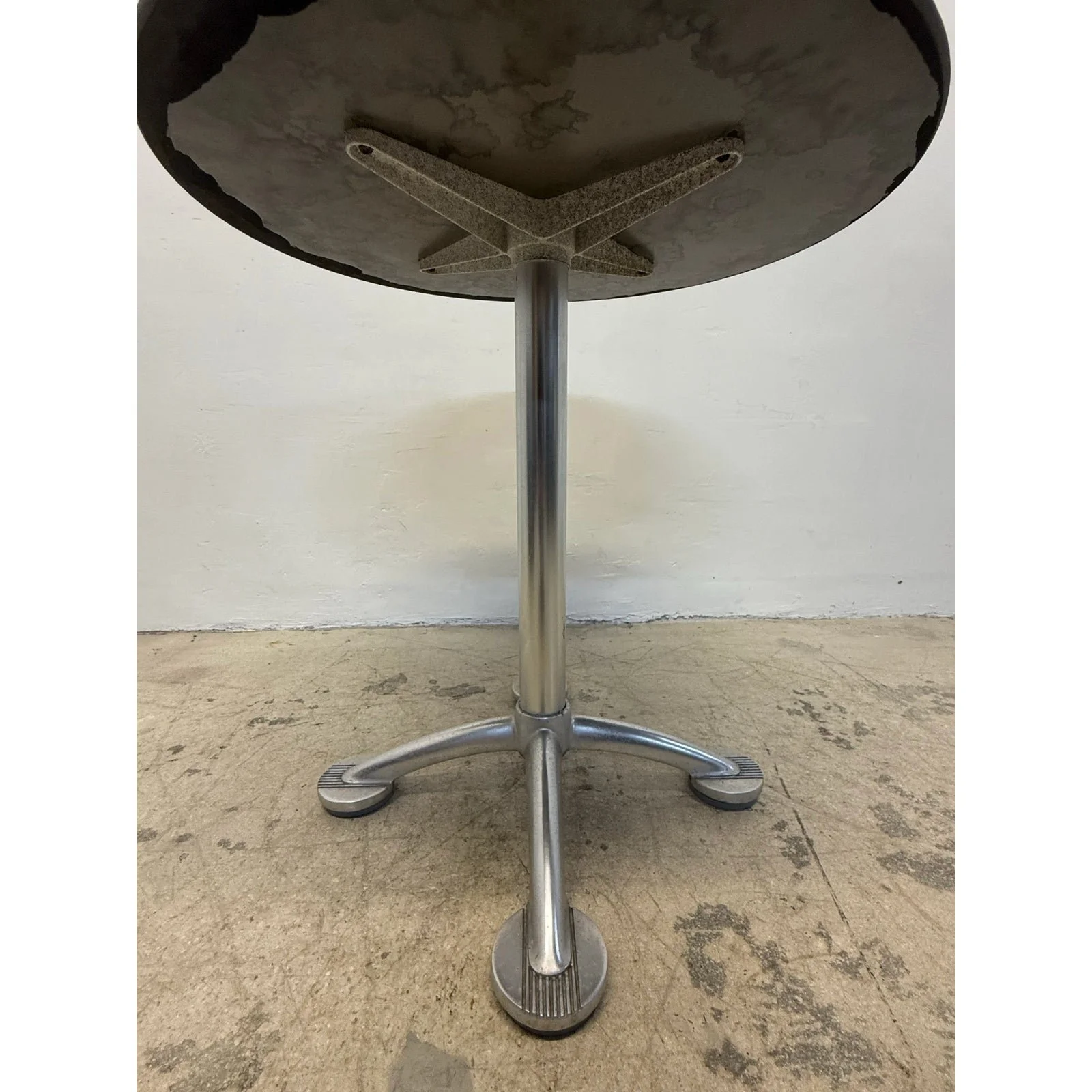 jorge-pensi-amat-3-aluminum-bistro-table-with-laminate-top-for-knoll-2000