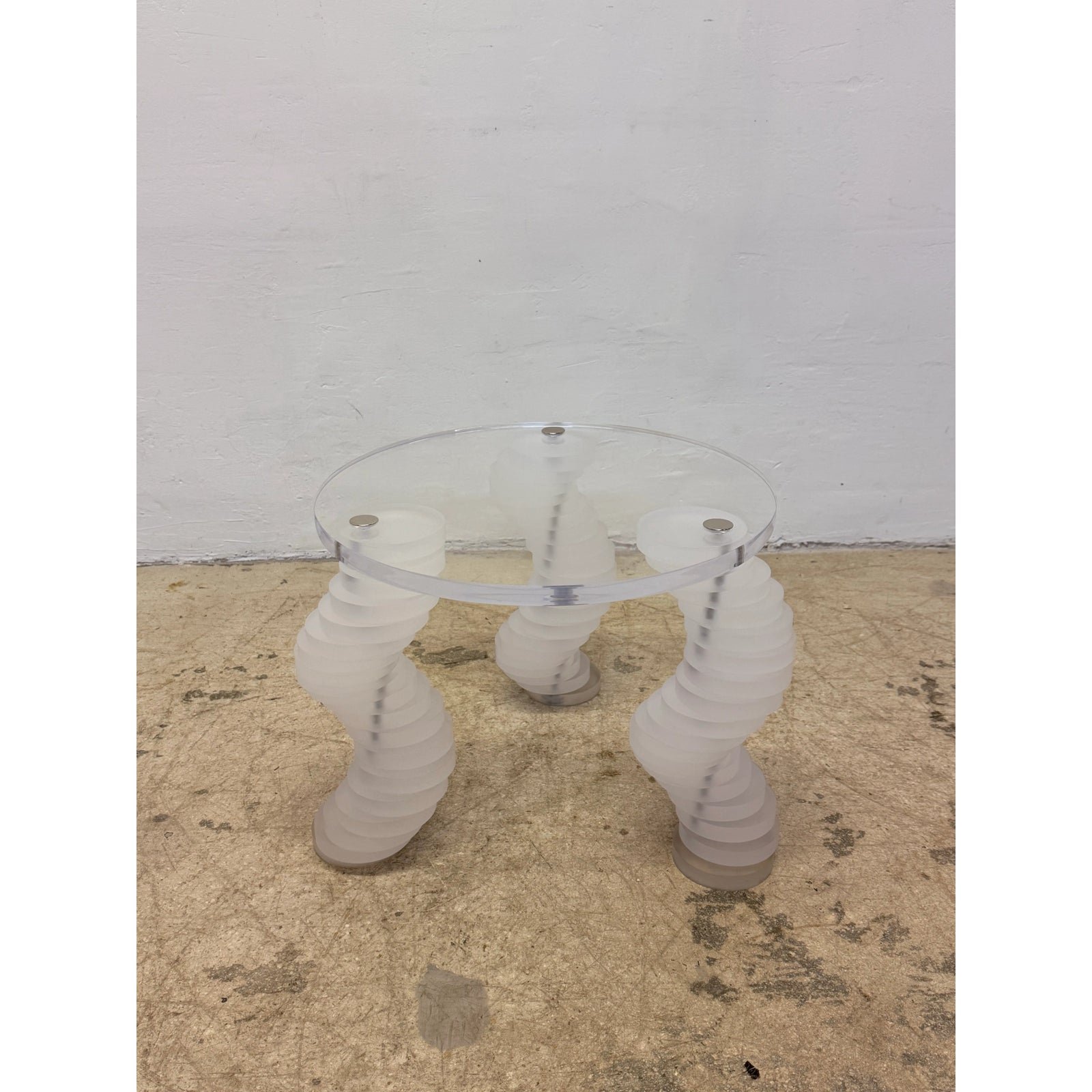 mid-century-sculptural-lucite-side-table-with-spiral-lucite-legs-1970s-9643