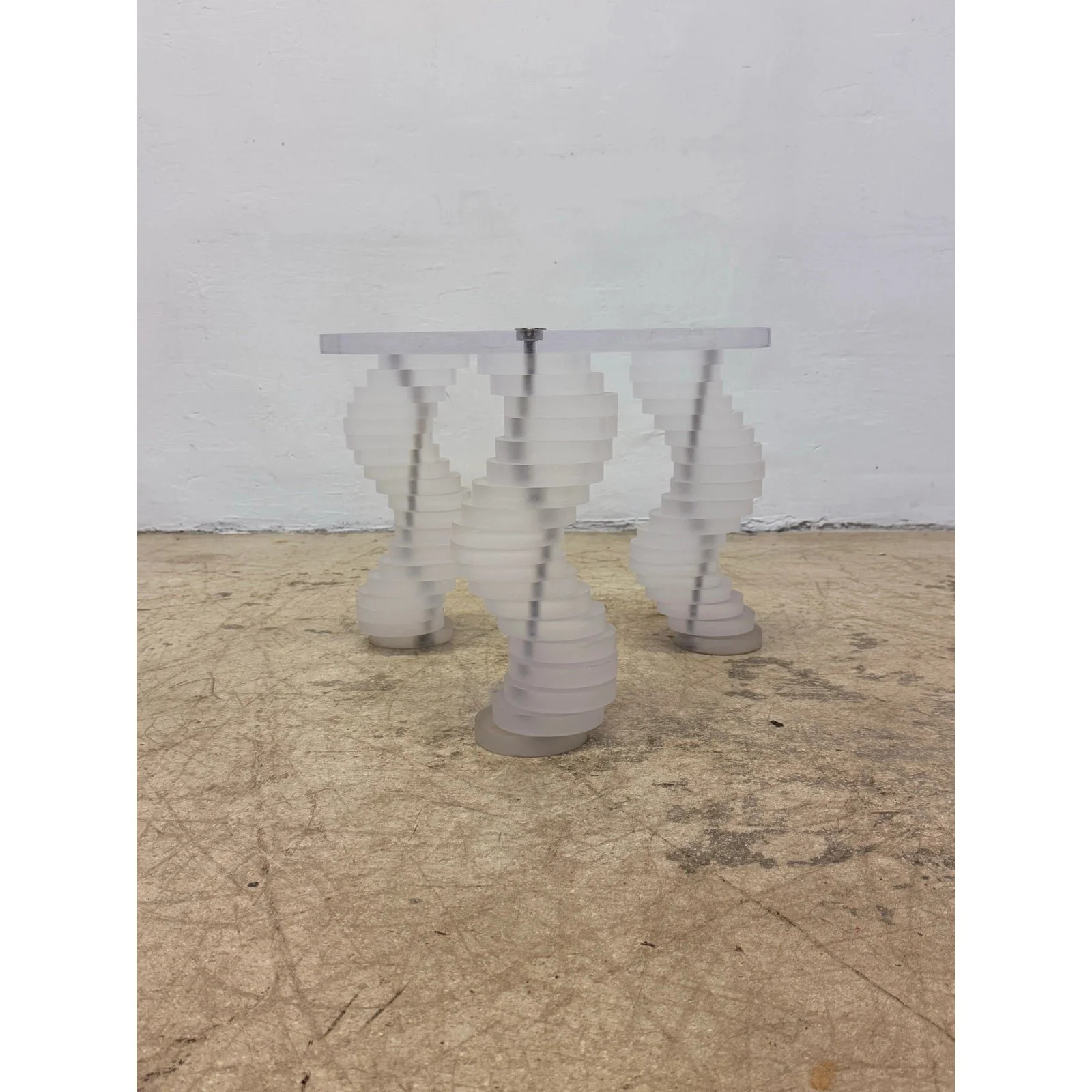 mid-century-sculptural-lucite-side-table-with-spiral-lucite-legs-1970s-7396