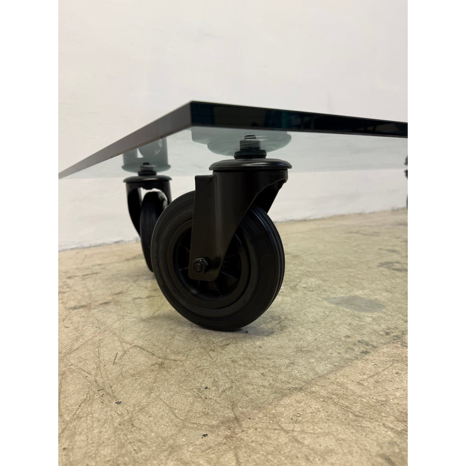 gae-aulenti-tavolo-con-ruote-low-glass-coffee-table-on-casters-for-fontana-arte-8792