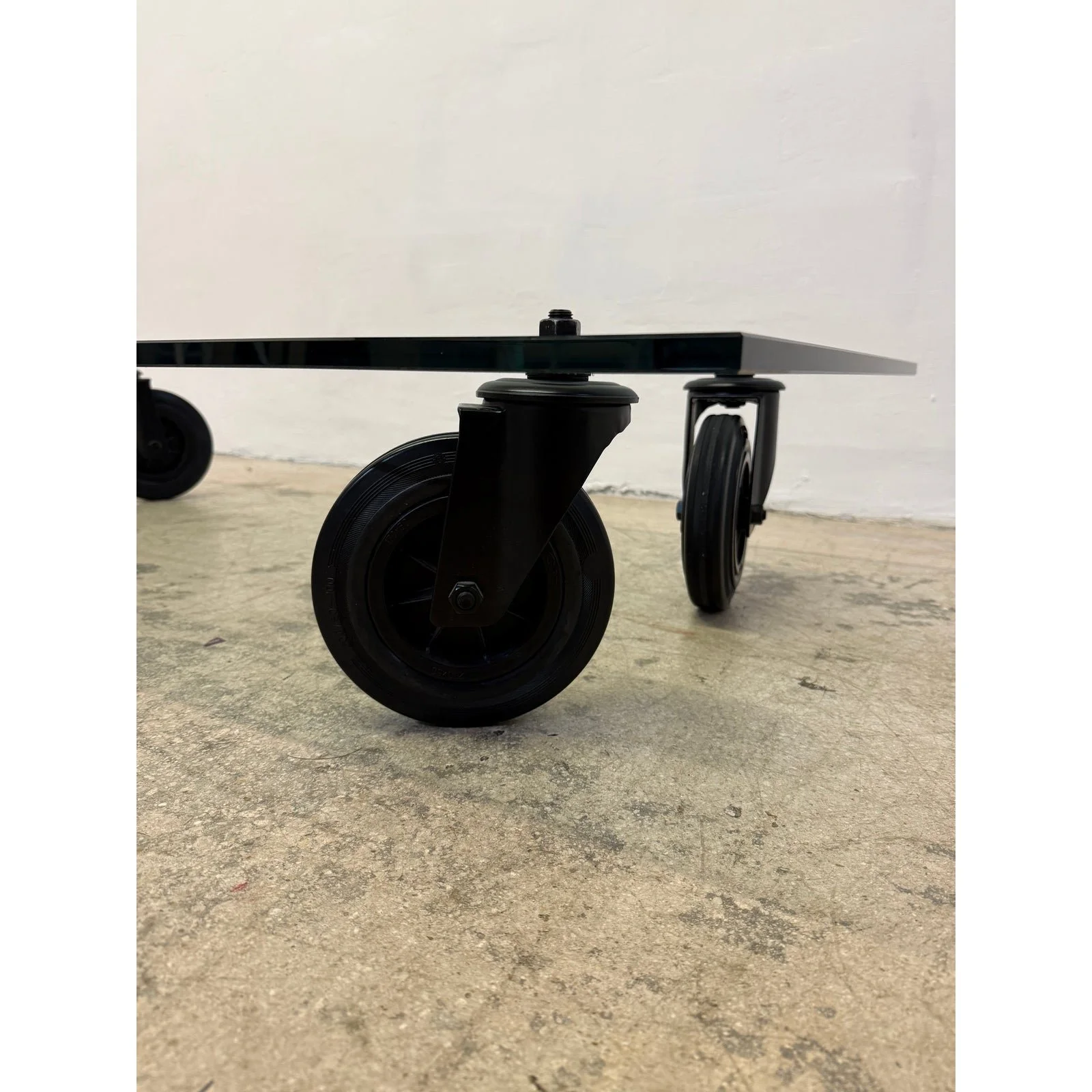 gae-aulenti-tavolo-con-ruote-low-glass-coffee-table-on-casters-for-fontana-arte-7883