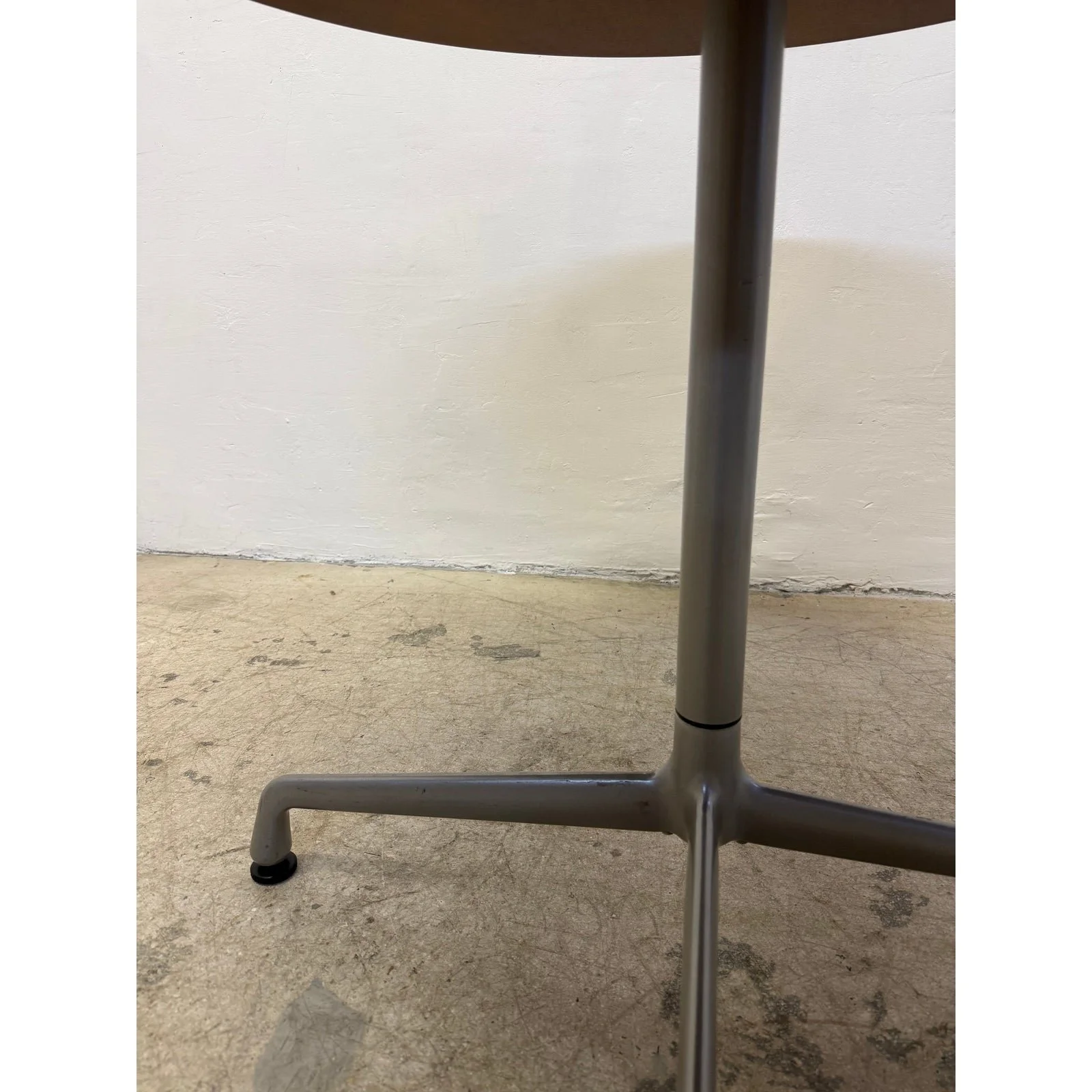 charles-and-ray-eames-round-oak-veneer-pedestal-dining-table-for-herman-miller-8732
