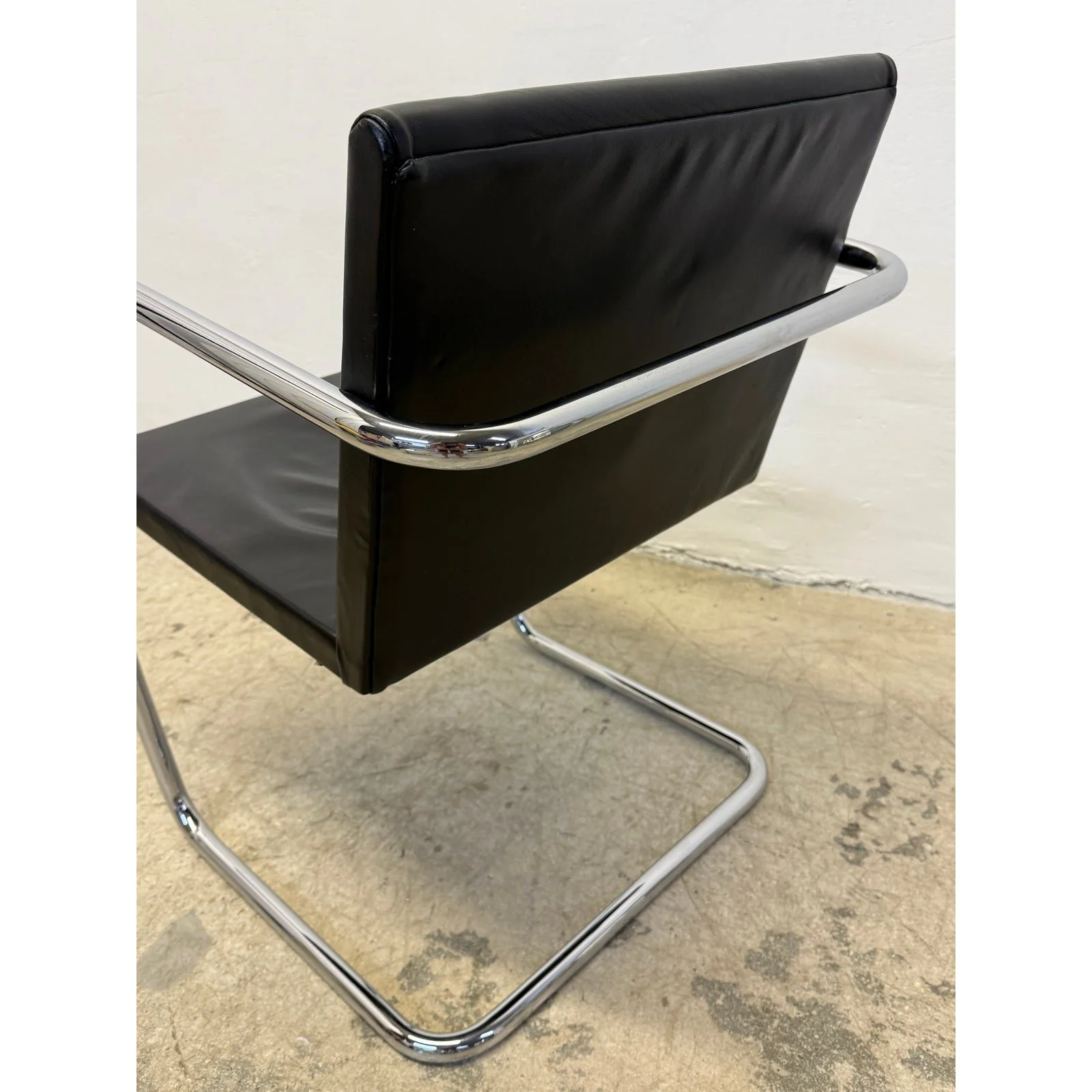 mies-van-der-rohe-tubular-brno-black-leather-245