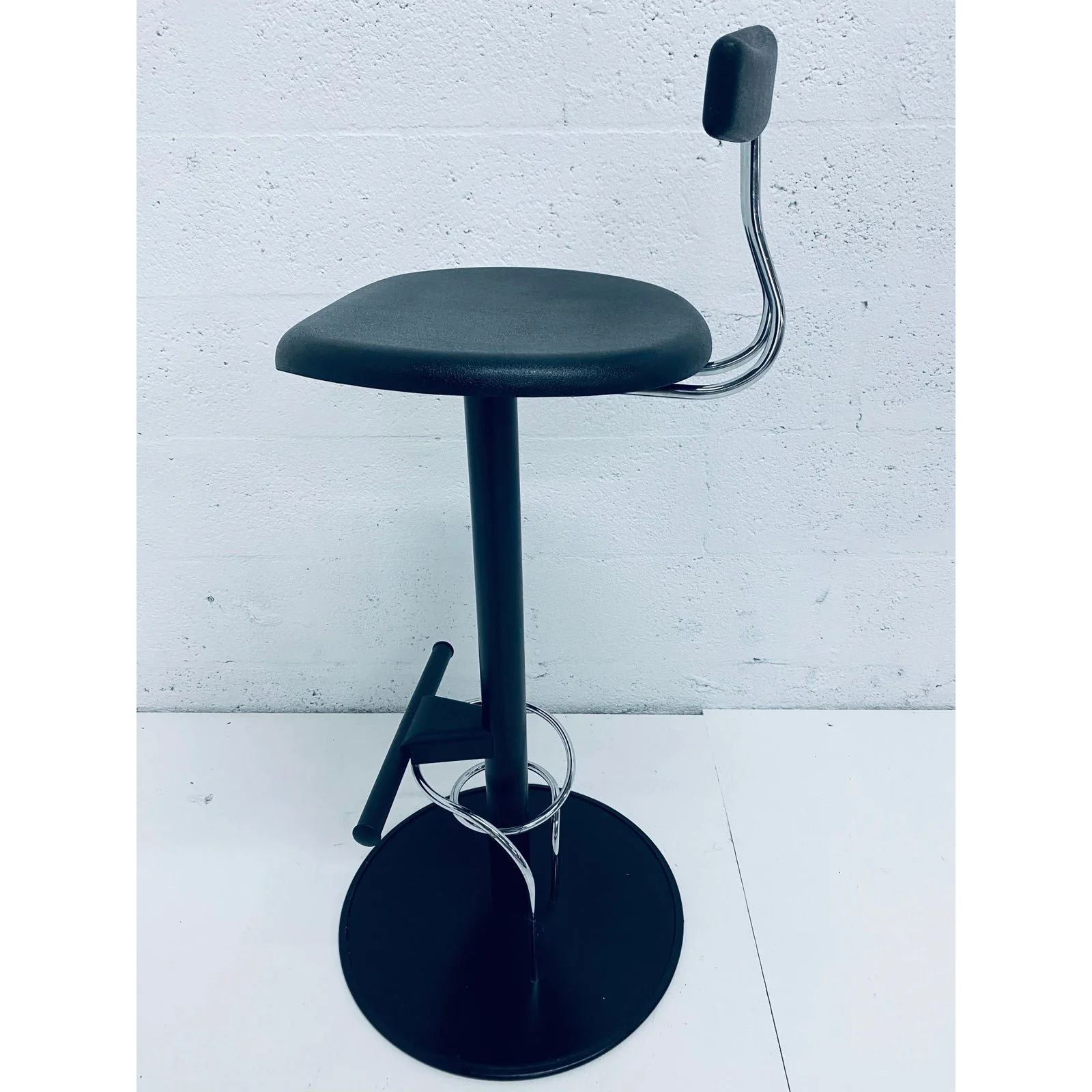 three-postmodern-memphis-style-bar-stools-italy-1980s-8239