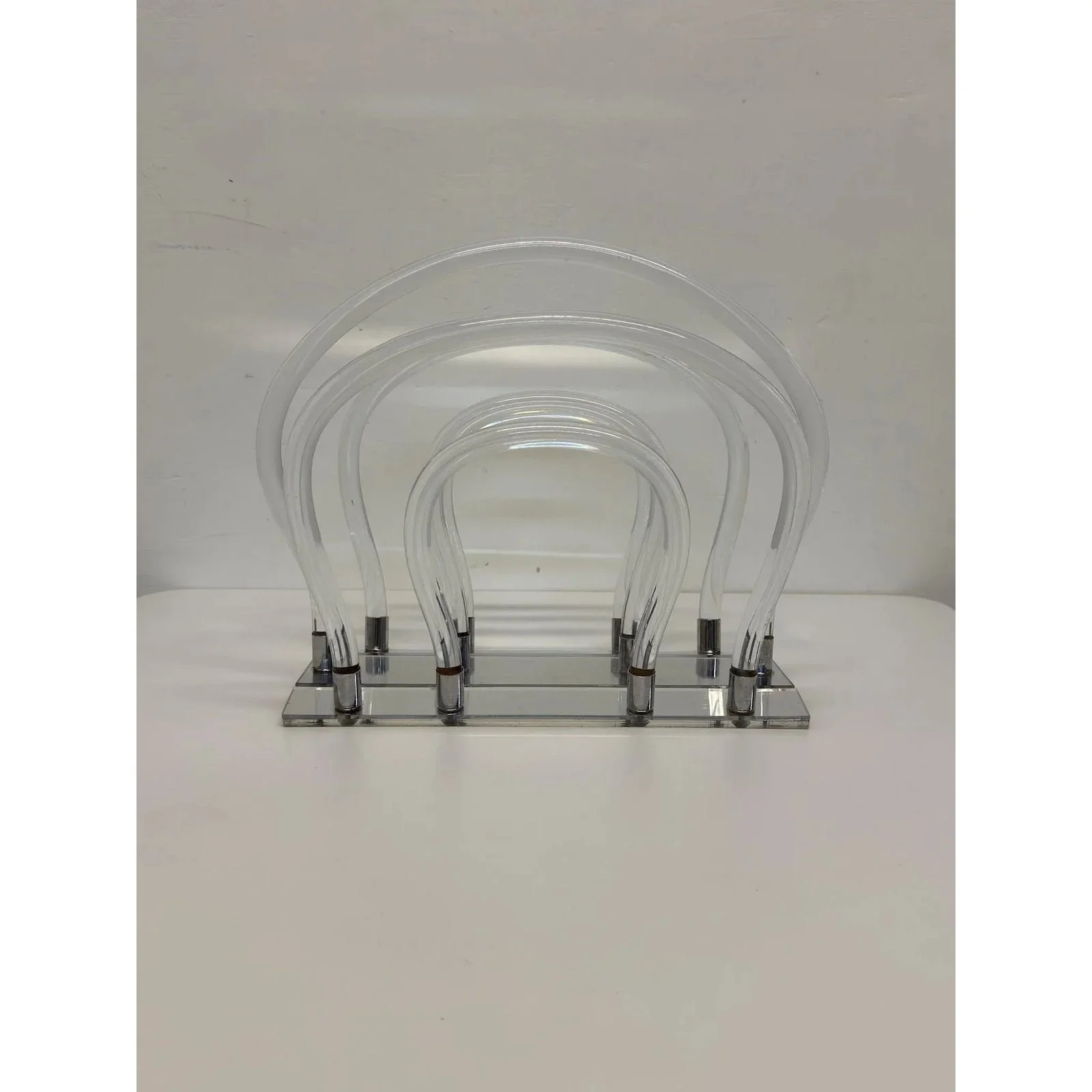 dorothy-thorpe-lucite-and-chrome-magazine-rack-1960s-0358