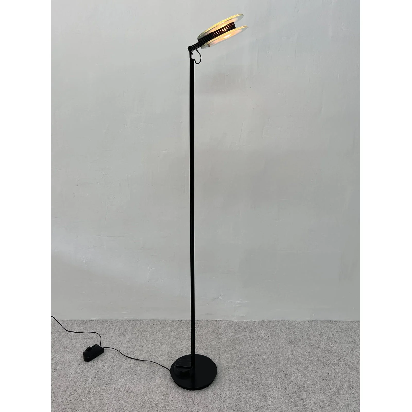 postmodern-belux-adjustable-head-floor-lamp-with-double-glass-pane-diffuser-spain-9123