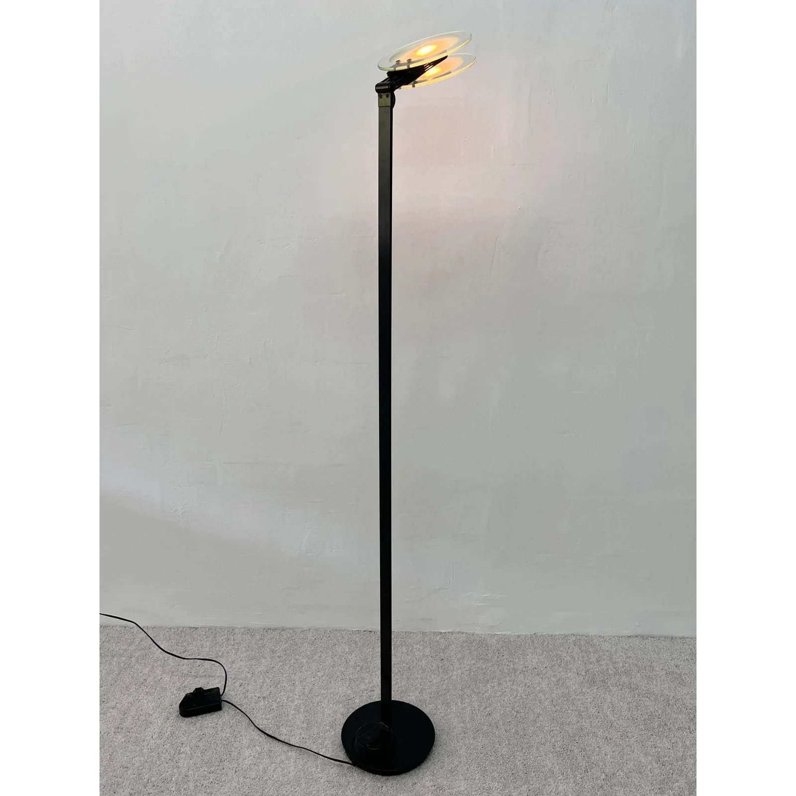 postmodern-belux-adjustable-head-floor-lamp-with-double-glass-pane-diffuser-spain-3553
